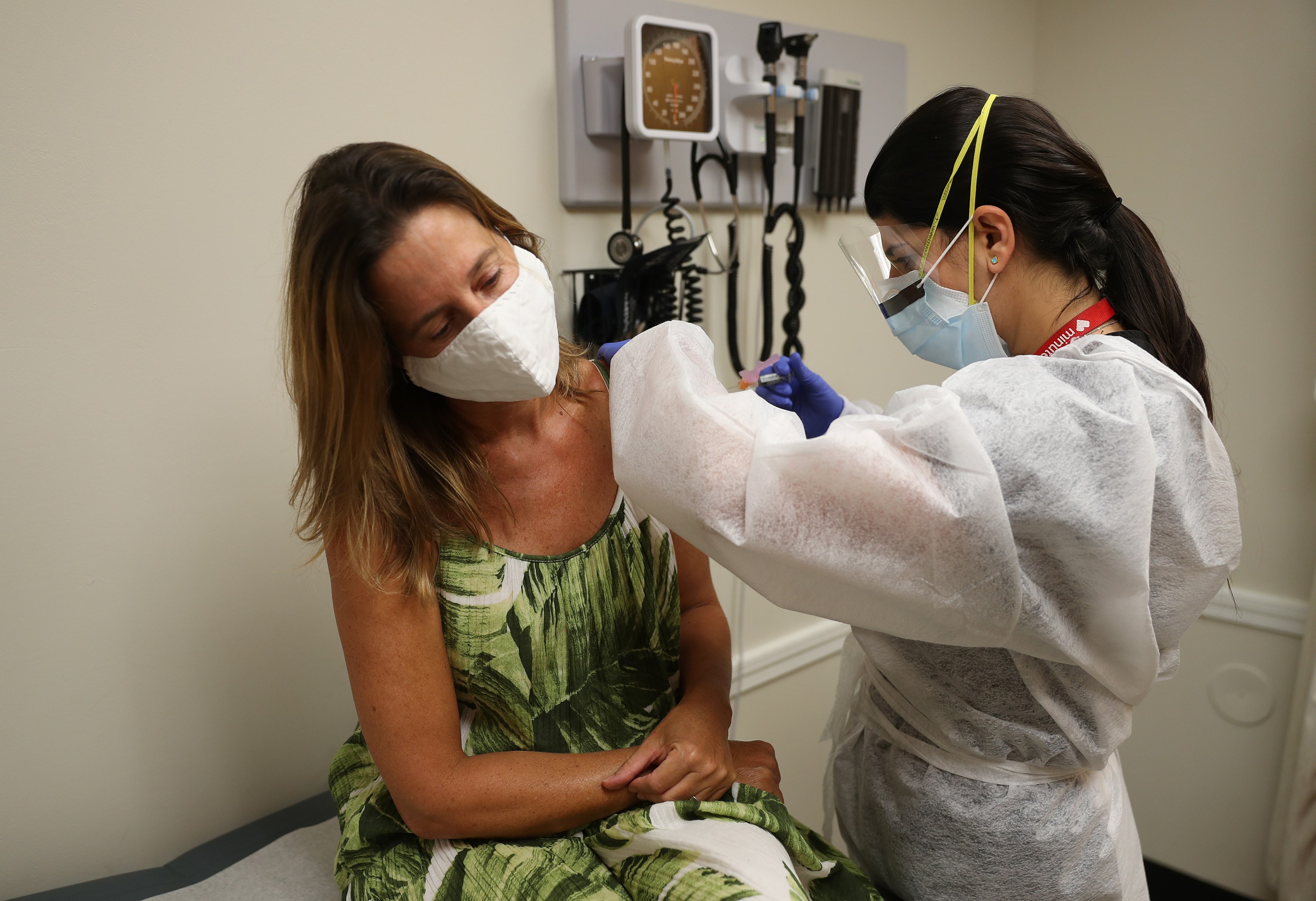 Petugas kesehatan di Amerika Serikat memberikan vaksin flu kepada pasien