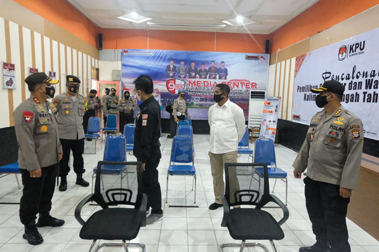 Kapolda Kalteng Irjen Pol Dedi Prasetyo (kiri) mengecek  Kantor KPU Provinsi Kalteng didampingi Ketua KPU Kalteng Harmain, Kamis (3/9/2020).