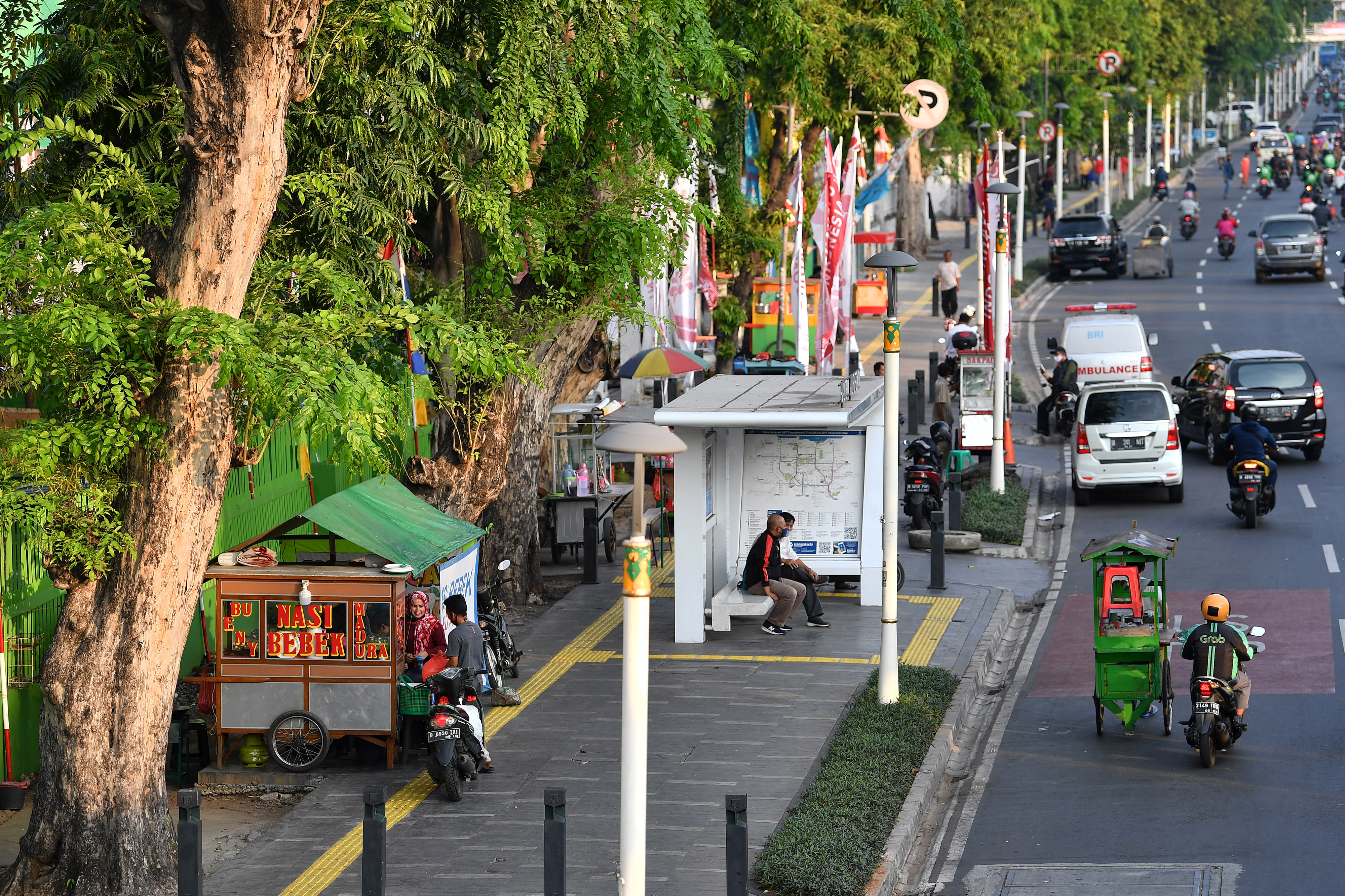 Pedagang berjualan di trotoar kawasan Jalan Kramat Raya, Jakarta, Selasa (1/9).