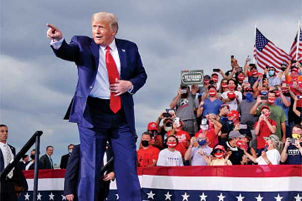 Presiden AS Donald Trump saat berkampanye di Bandara Smith Reynolds Regional, North Carolina, AS