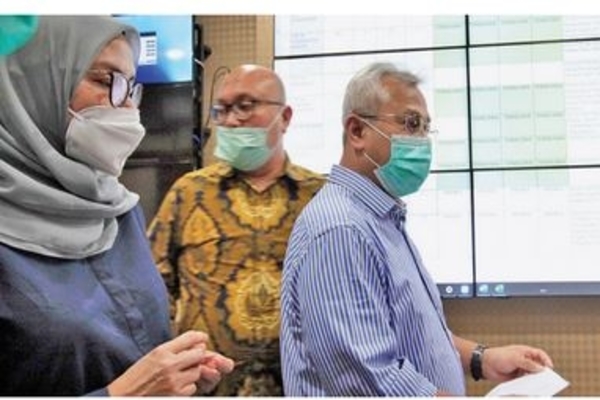 Ketua KPU Arief Budiman (kanan) didampingi Komisioner KPU Ilham Saputra (tengah) dan Evi Novida Ginting Manik