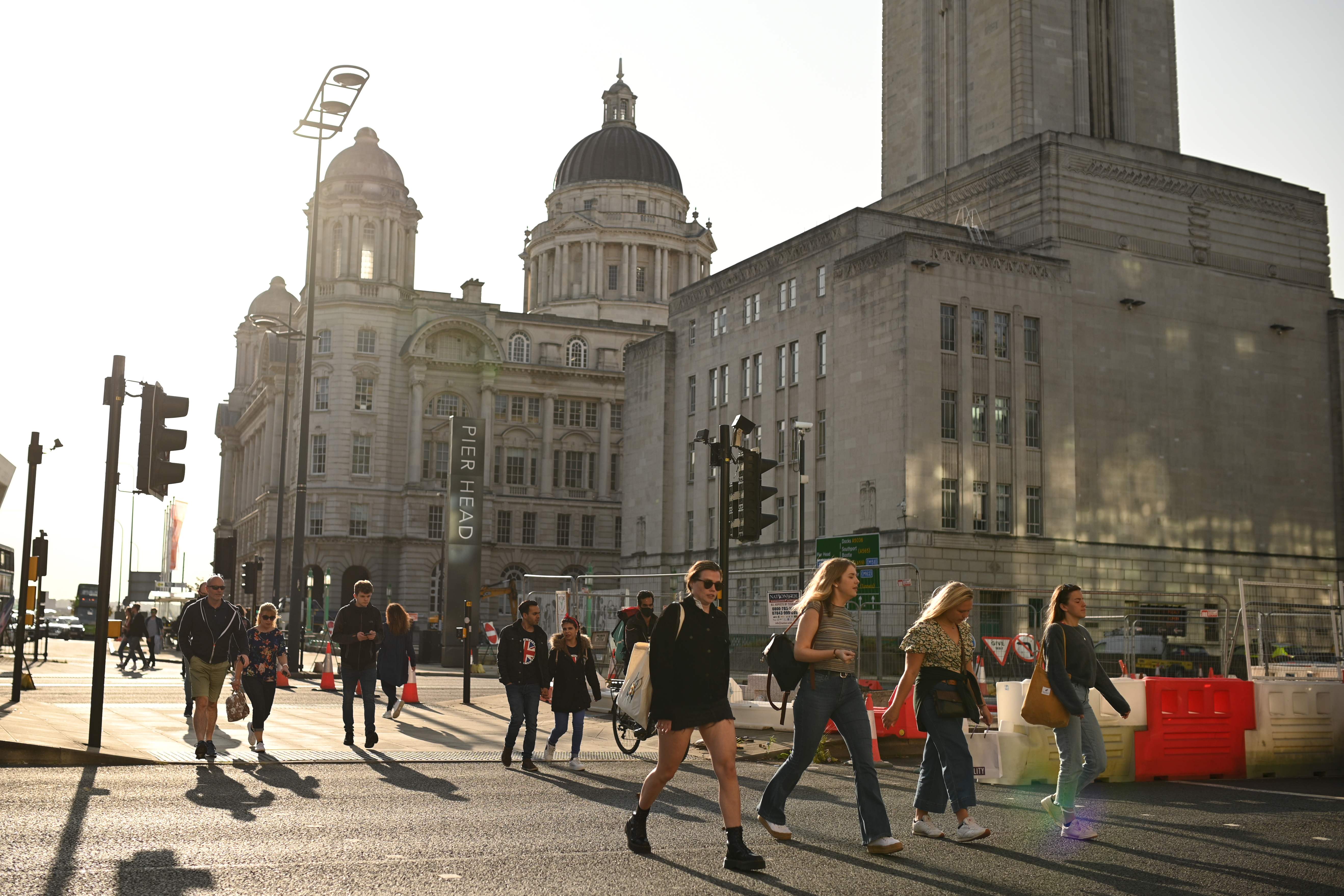 Sejumlah warga berjalan tanpa masker di wilayah Liverpool, Inggris.