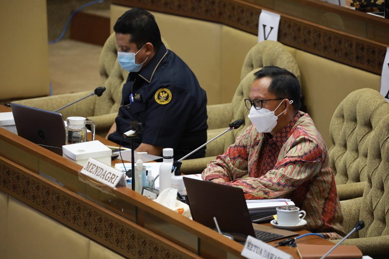 Mendagri Tito Karnavian menghadiri rapat dengar pendapat di Komisi II DPR, Senin (21/9)
