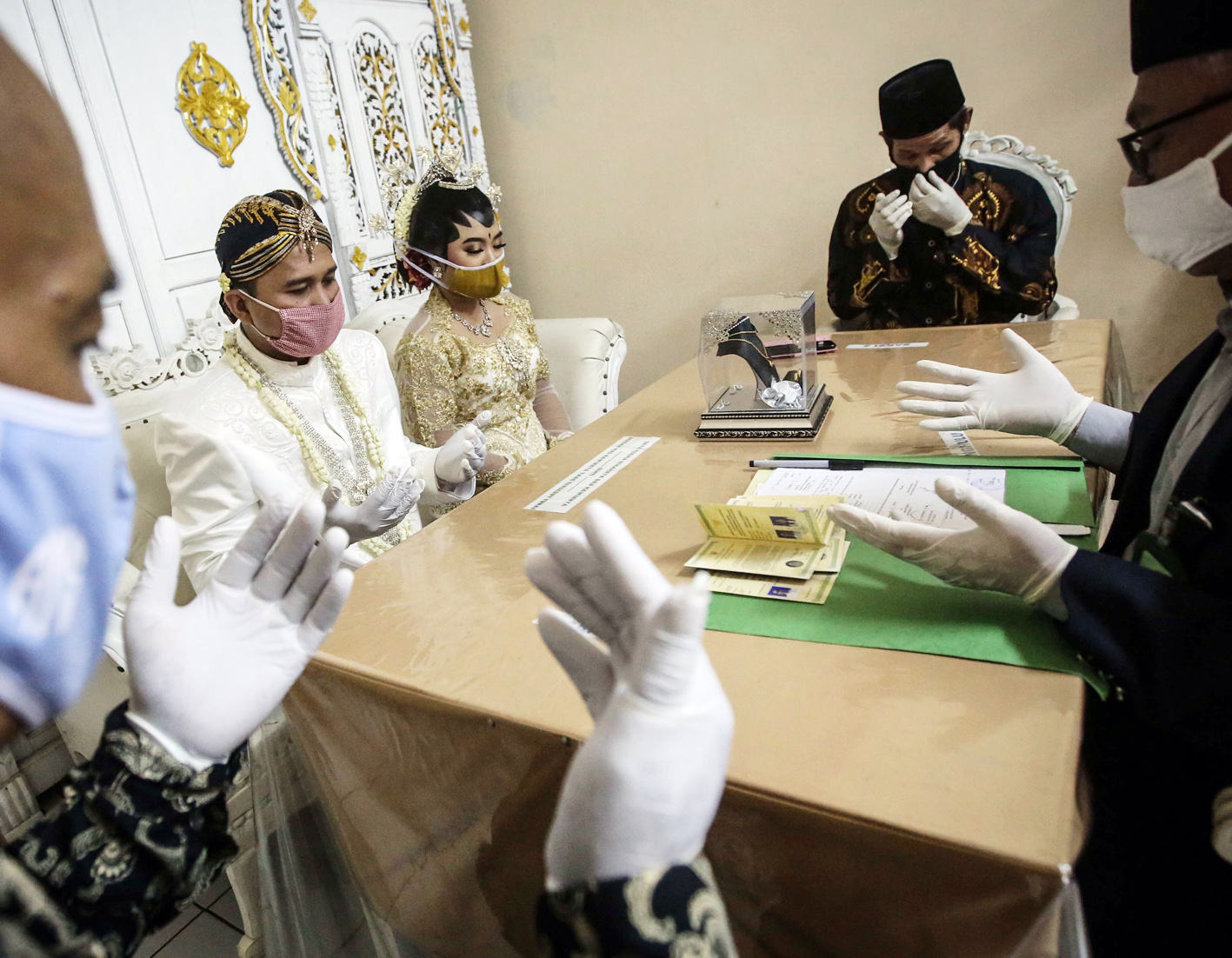 Pasangan Dimas Fhadillah dan Agatha Rina melangsungkan akad nikah dengan prokol kesehatan PSBB  di KUA , 