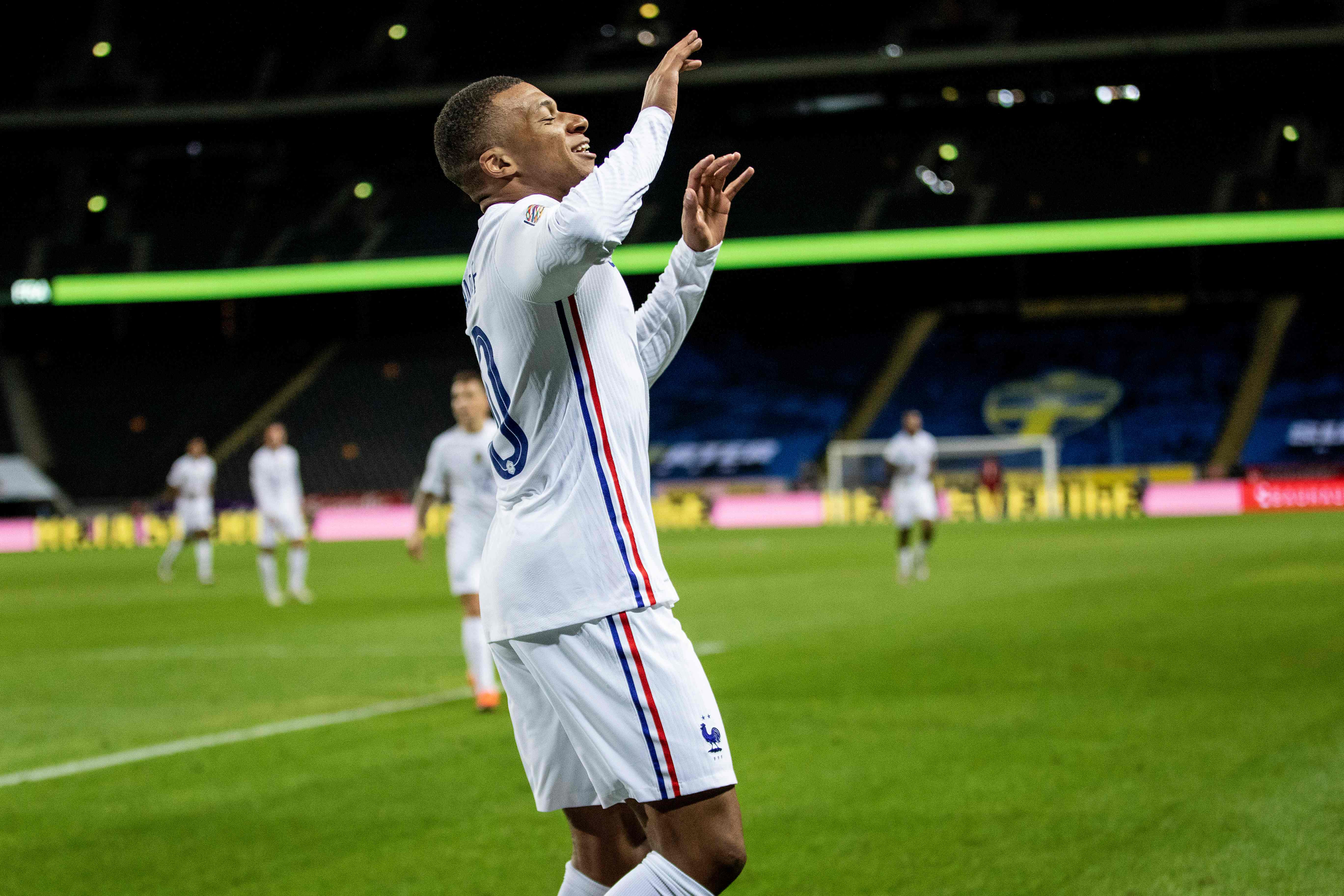Kylian Mbappe merayakan kemenangan setelah membobol gawang Swedia 1-0 di Stadion Friend Arena, Solna,  Sabtu (5/9/2020)