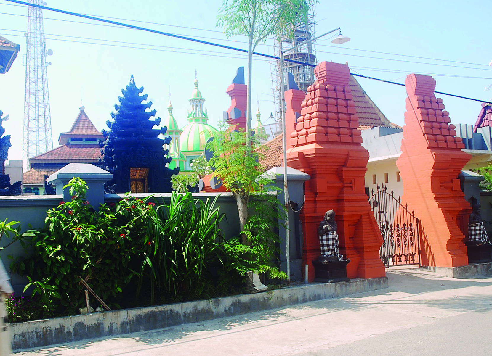 Pura dan masjid berdiri berdampingan di Desa Balun, Lamongan, Jawa Timur.