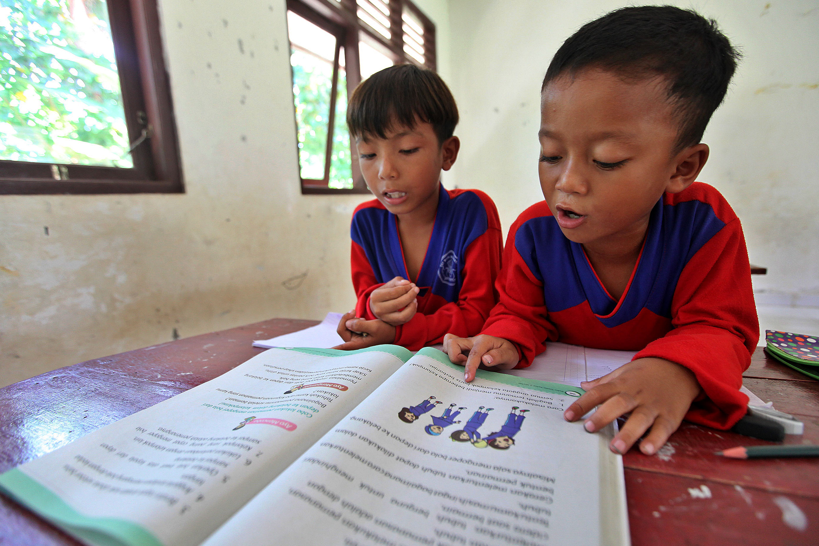 Kegiatan belajar mengajar di Sekolah Dasar Negeri (SDN) 22 Krui, Pengekehan, Bangkunat, Pesisir Barat, Lampung, Kamis (23/1).