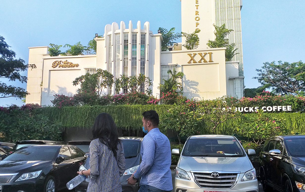 Warga melintas di depan gedung bioskop The Premiere Metropole XXI Megaria di Jakarta Pusat