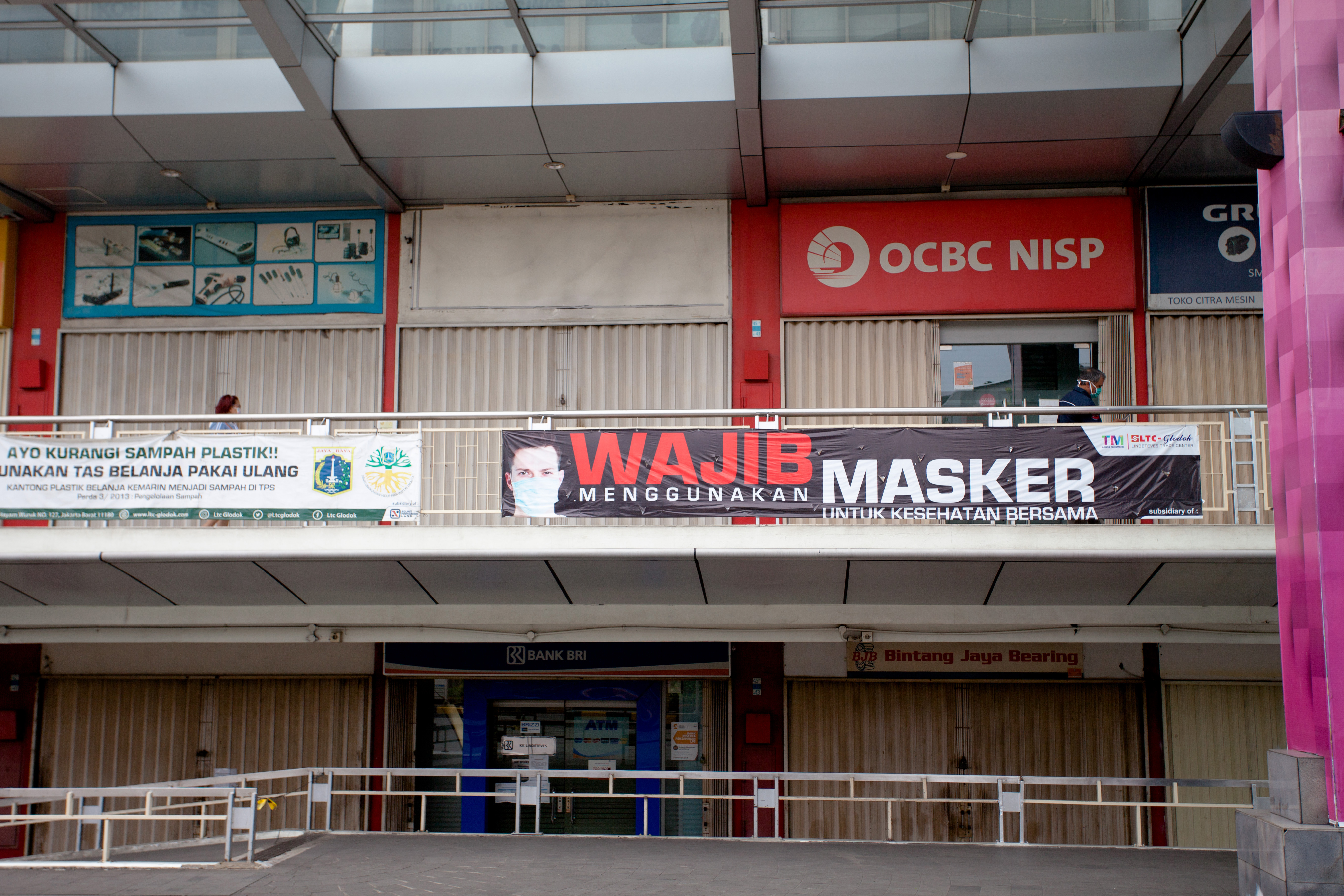 Suasana pertokoan yang beroperasi sesuai aturan ganjil genap di LTC Glodok , Jakarta