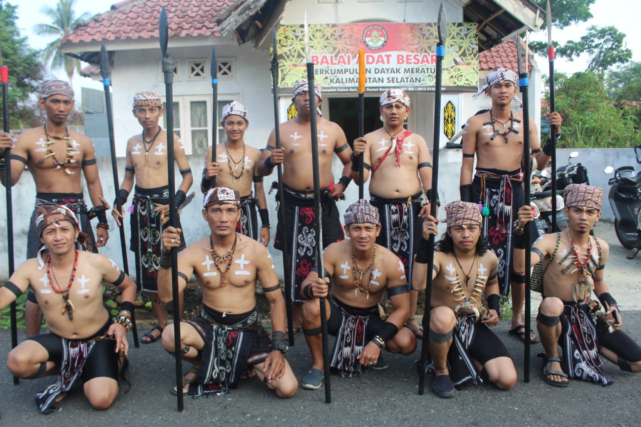 Pasukan budaya suku dayak Meratus mengikuti festival budaya yang digelar pemerintah daerah di Kalimantan Selatan beberapa waktu lalu. 