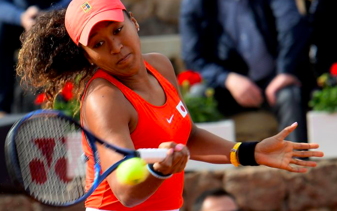 Petenis asal Jepang, Naomi Osaka, mengembalikan bola ke arah lawan. 