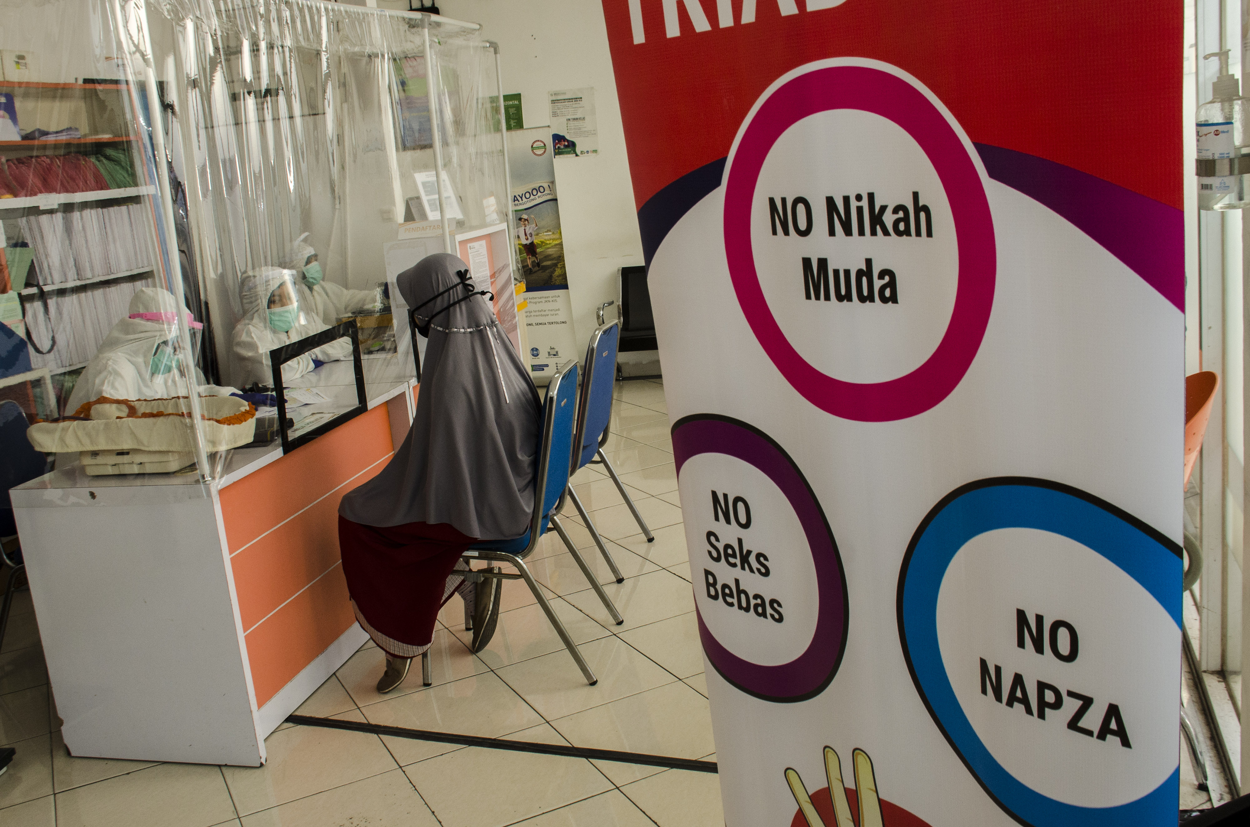 Bidan melayani konsultasi akseptor KB dengan protokol kesehatan covid-19 di Klinik Pratama Edelweiss, Bandung, Jawa Barat, Senin (29/6).