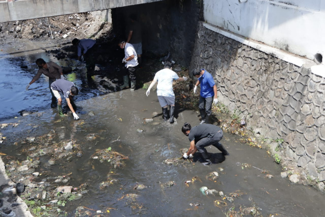 Ratusan warga tidak bermasker terjaring operasi yustisi protokok kesehatan, melakukan kerjasosial membersihkan sungai atau Kali Thoklo.