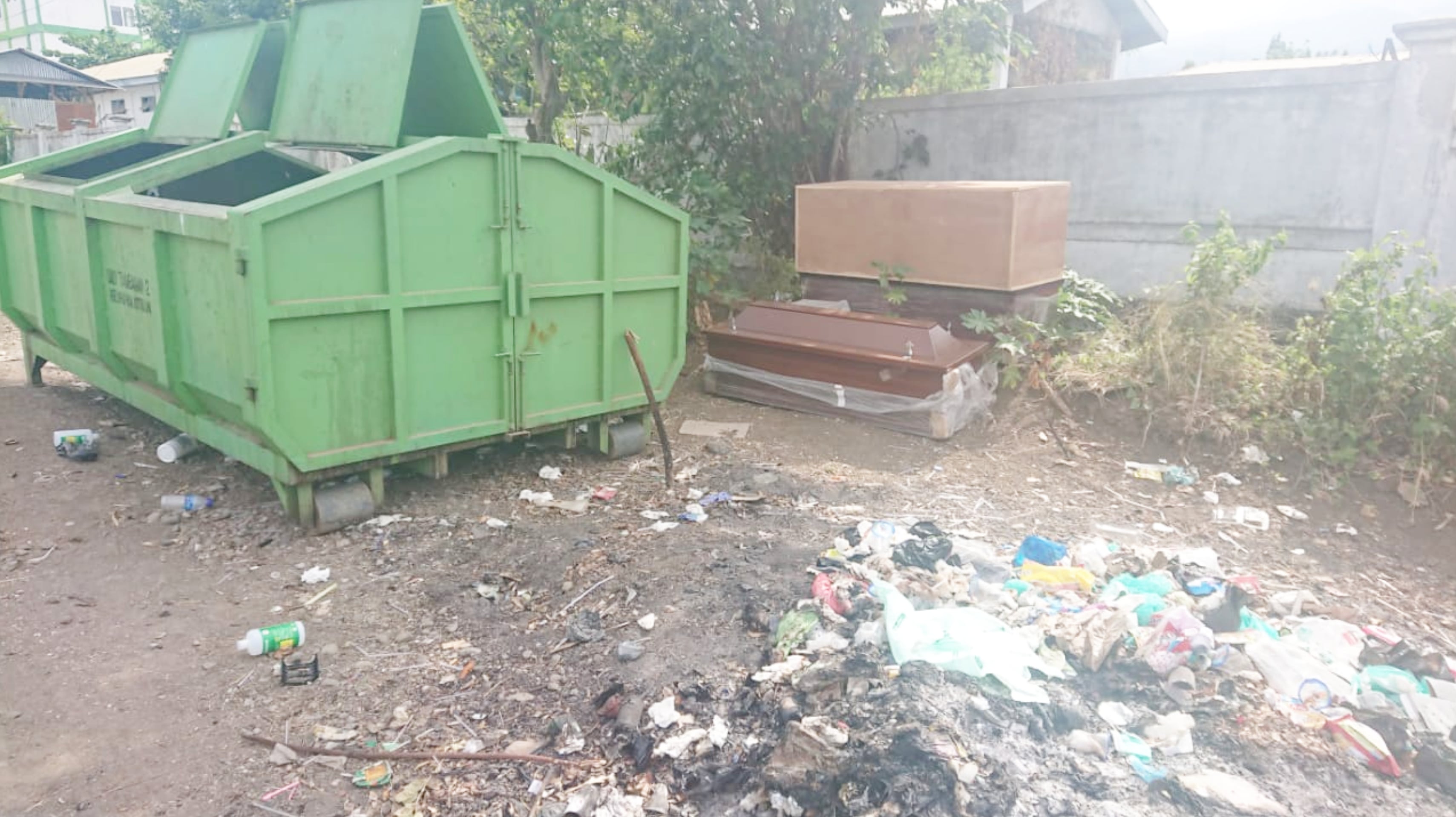 Tiga peti mati yang diletakkan di tempat pembuangan sampah RSUD TC Hillers, Maumere, Sikka, NTT, membuat warga heboh.