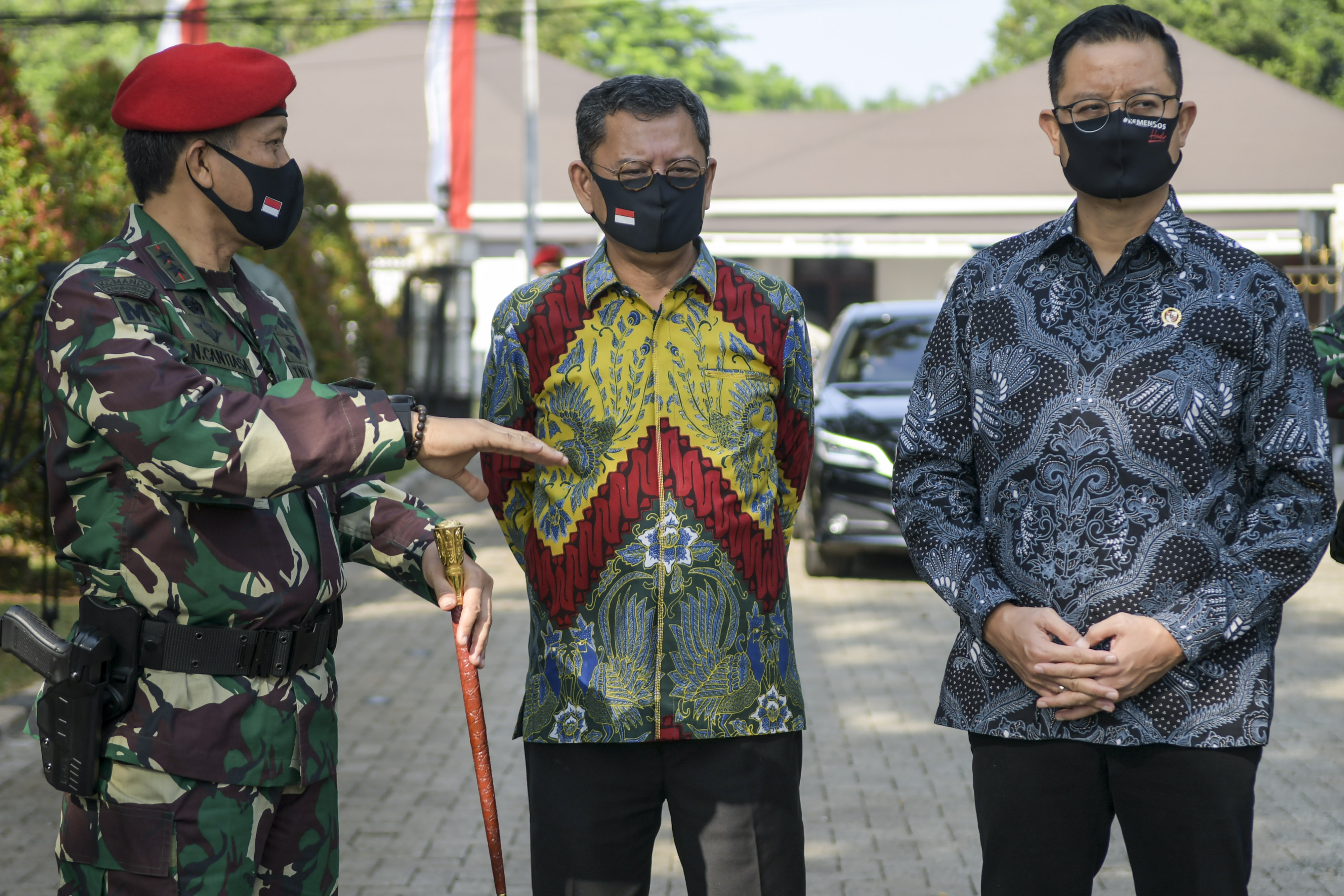 Mensos Juliari Batubara usai penyerahan bantuan truk tangki air dan truk serbaguna pada Kopassus untuk penanggulangan bencana, Selasa(1/9).