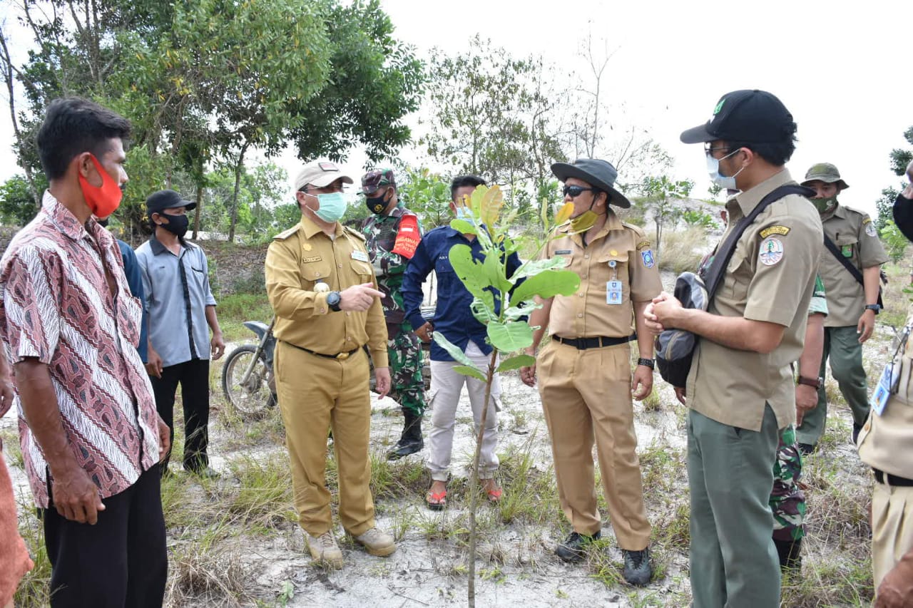 Gubernur Babel Erzaldi Rosman saat kunjungan di Desa Kerakas, Kecamatan Sungai Selan, Bangka Tengah, Babel, Senin (28/9).