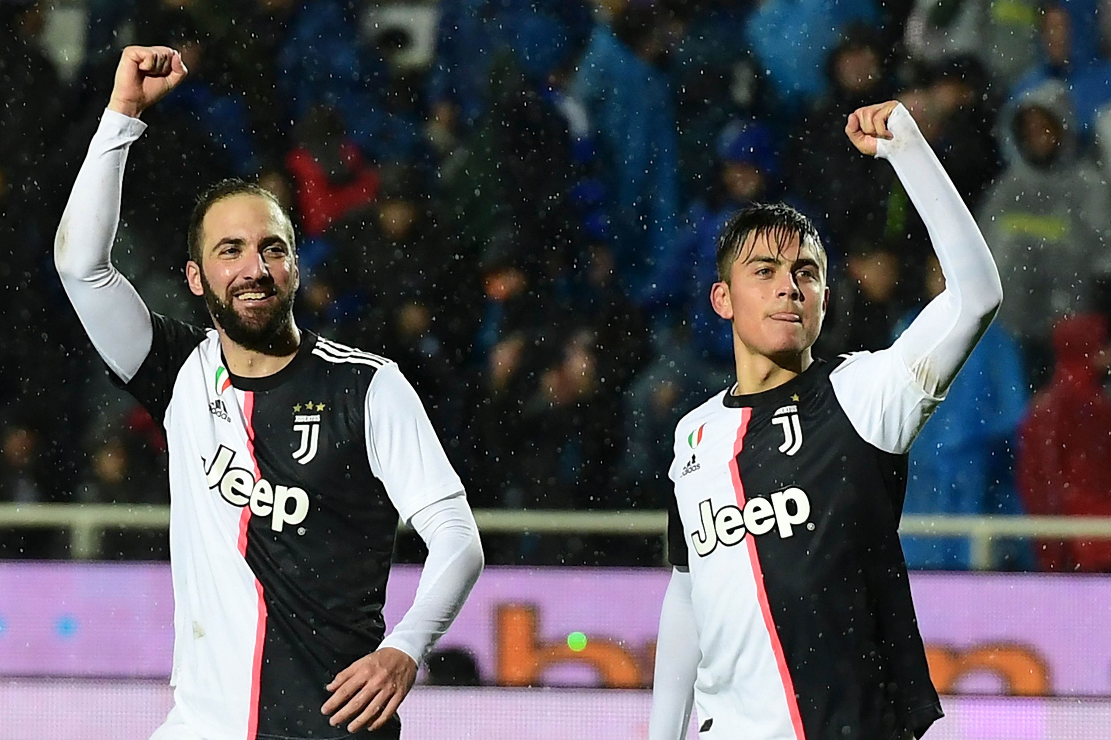 Gonzalo Higuain (kiri) resmi meninggalkan Juventus setelah kontraknya diakhiri oleh klub Kota Turin tersebut.
