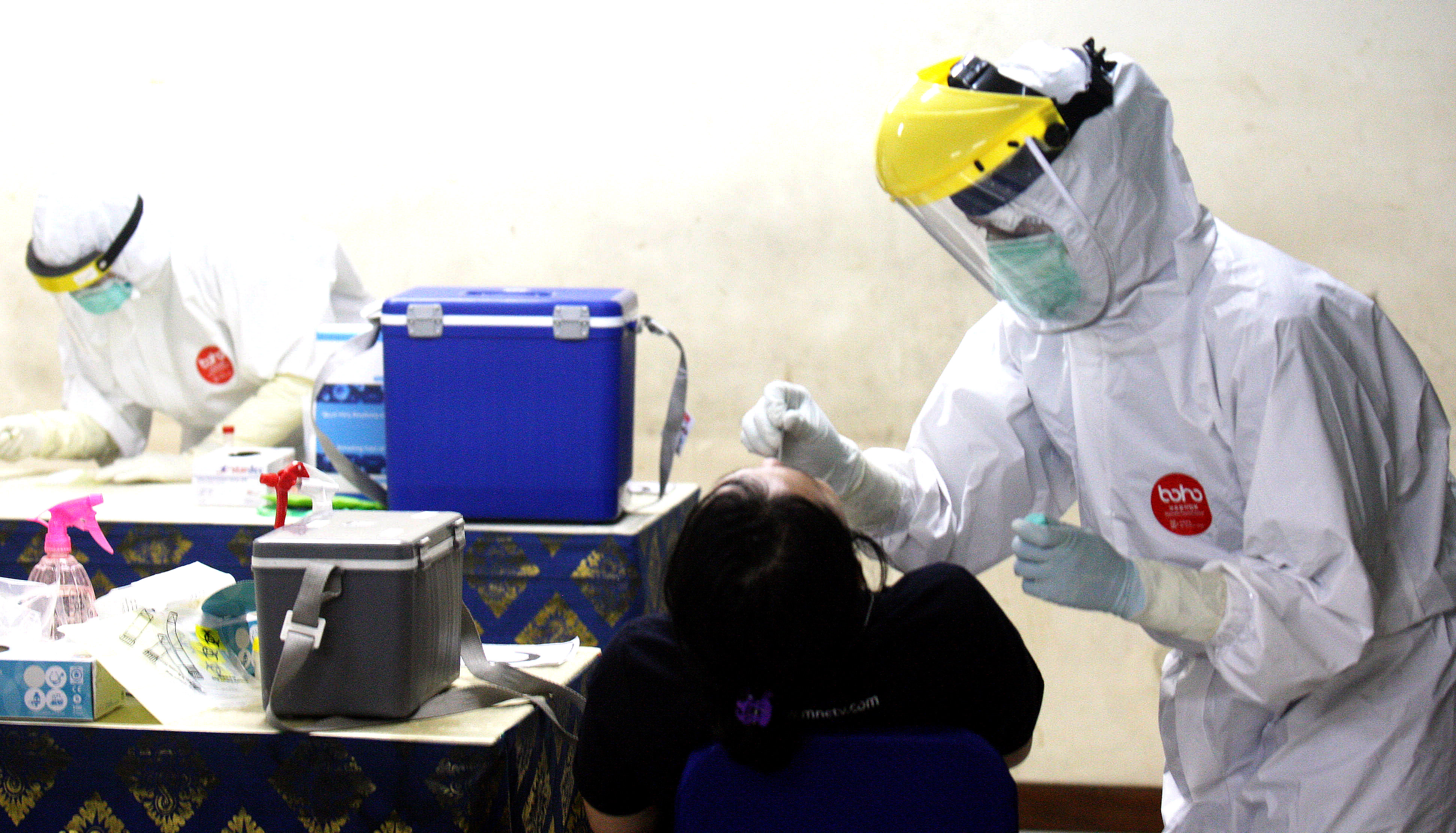 Petugas medis melakukan tes usap (swab test) kepada wartawan di Gedung Dewan Pers, Jakarta