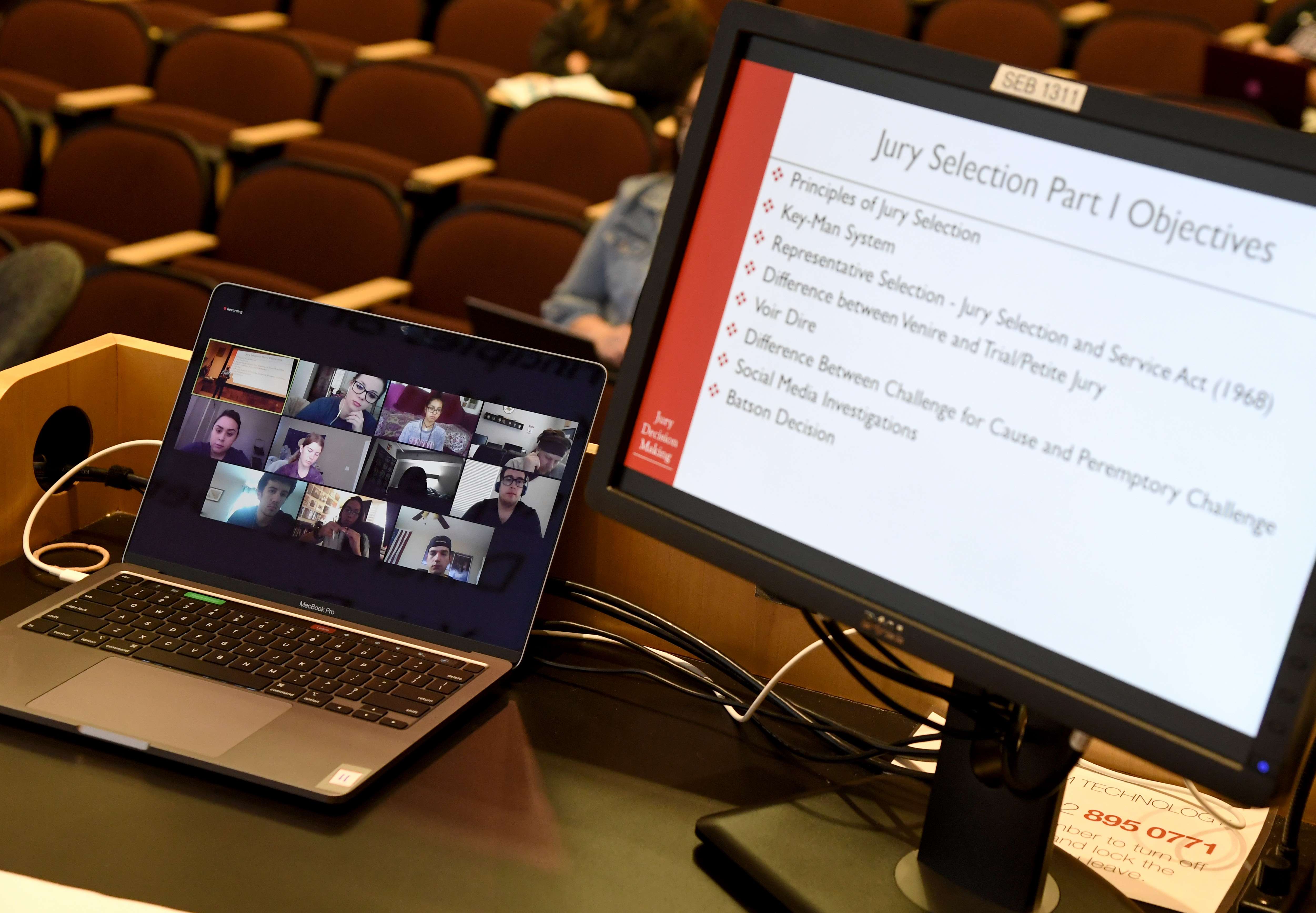 Pandemi covid-19 membuat teknologi digital menjadi sebuah keniscayaan.