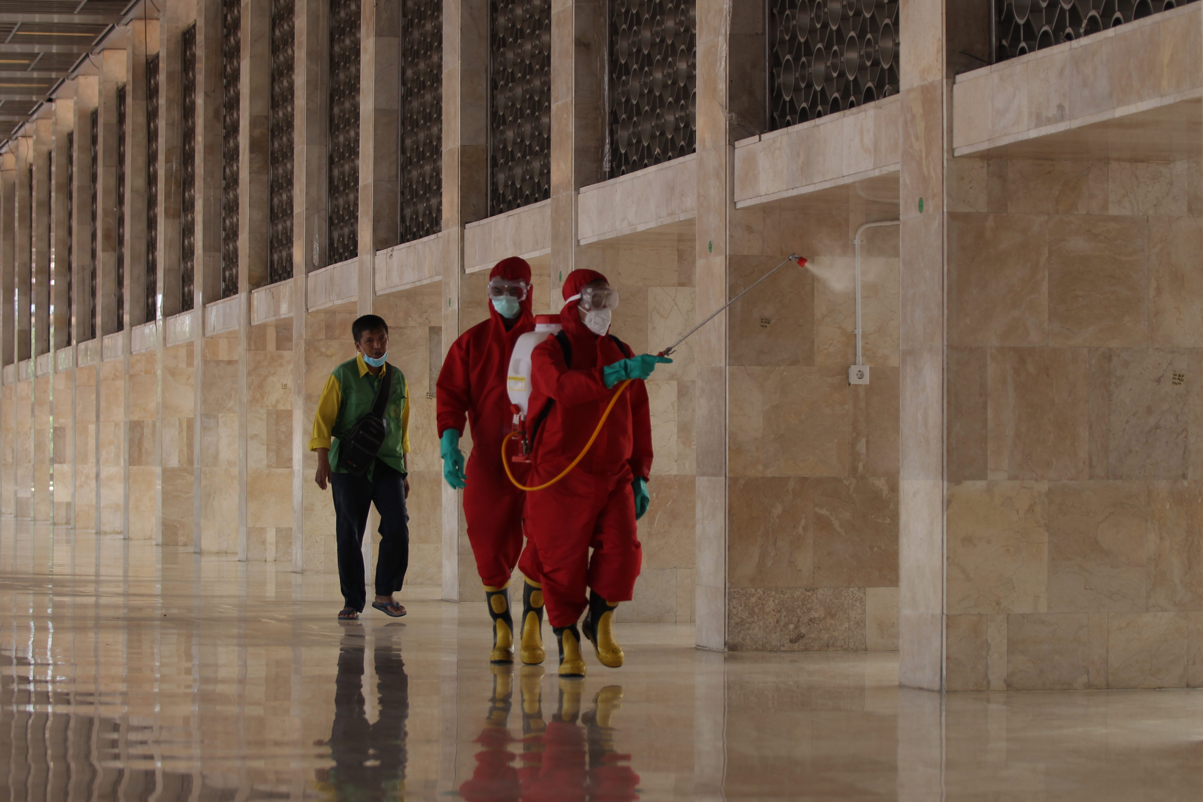  Petugas pemadam kebakaran dan penyelamatan Provinsi DKI Jakarta menyemprotkan disinfektan di Masjid Istiqlal Jakarta, Rabu (3/6/2020).