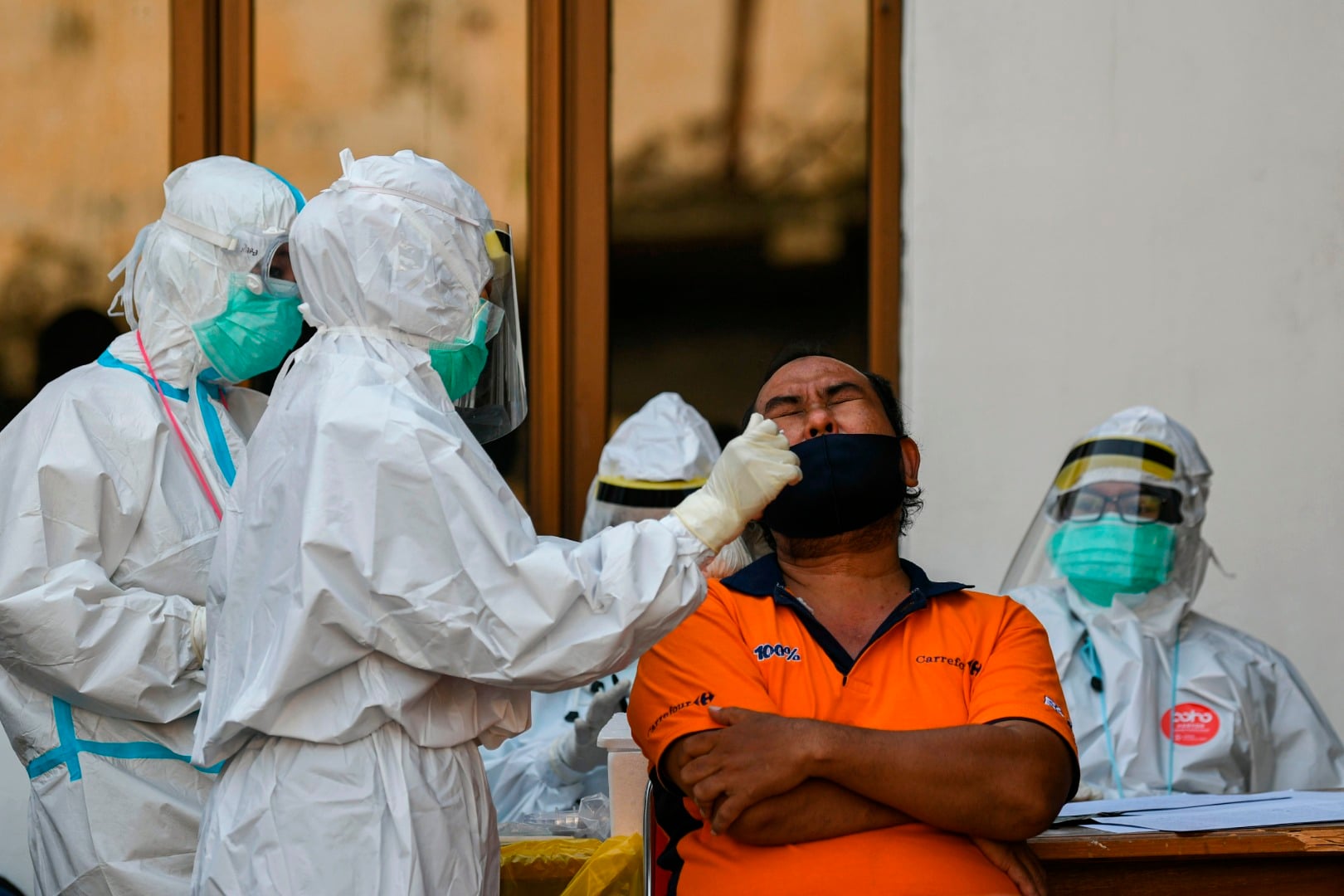 Petugas medis melakukan tes usap di Surabay, Jawa Timur