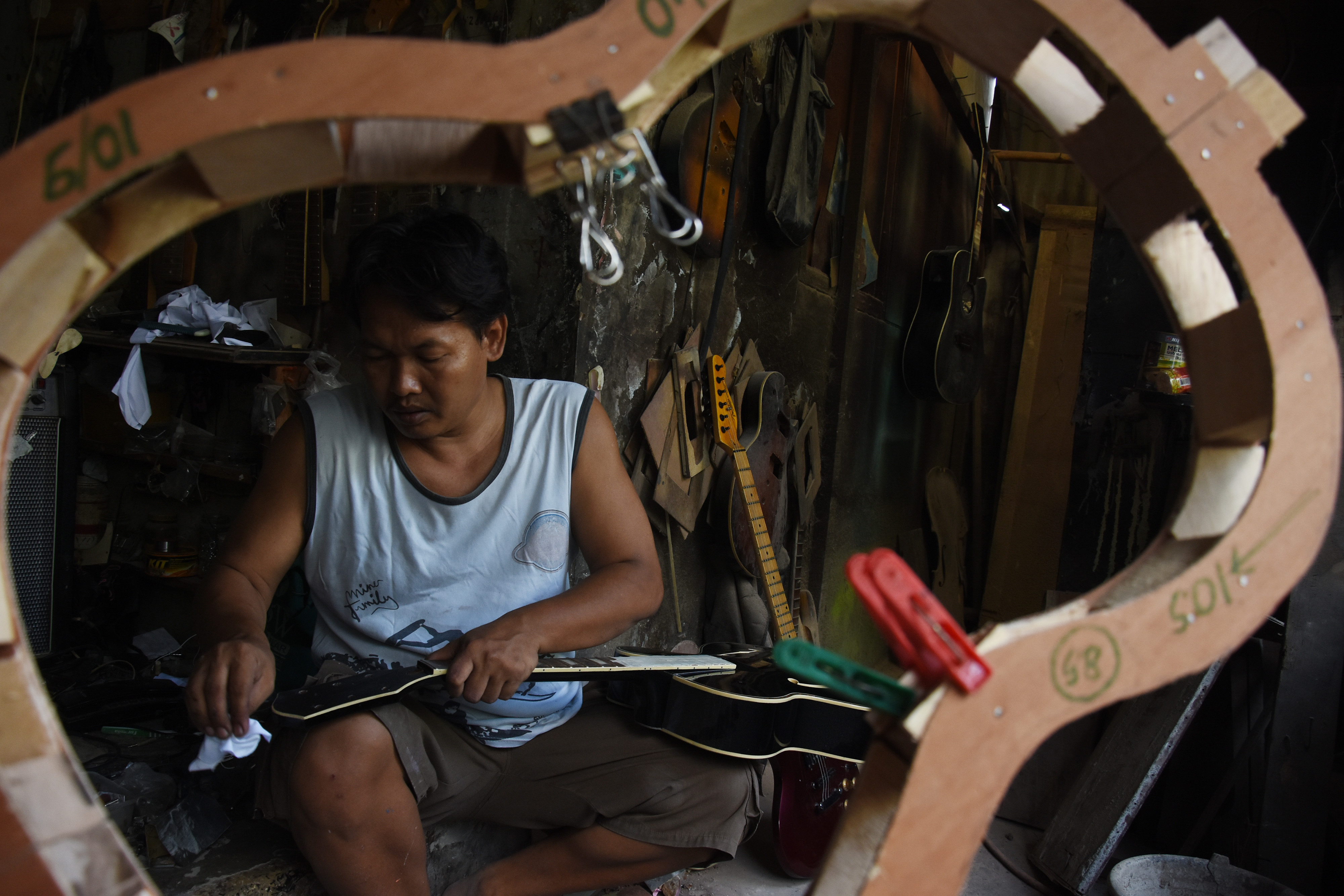 Ilustrasi UMKM: Perajin menyelesaikan pembuatan gitar di sentra produksi dan perbaikan gitar rumahan di kawasan Pasar Minggu