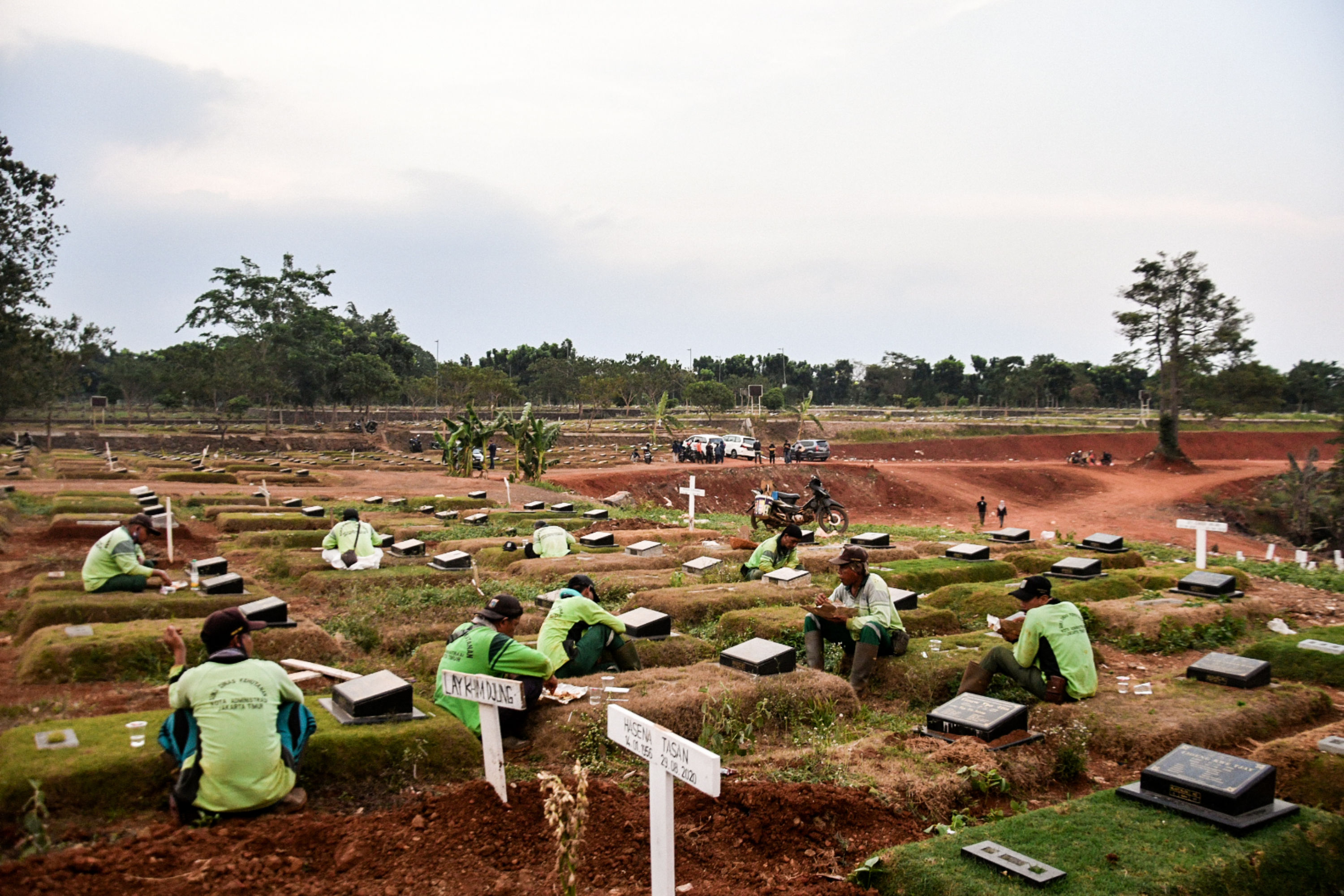 Petugas pemakaman sedang beristirahat di TPU Pondok Rangon, Jakarta Timur.