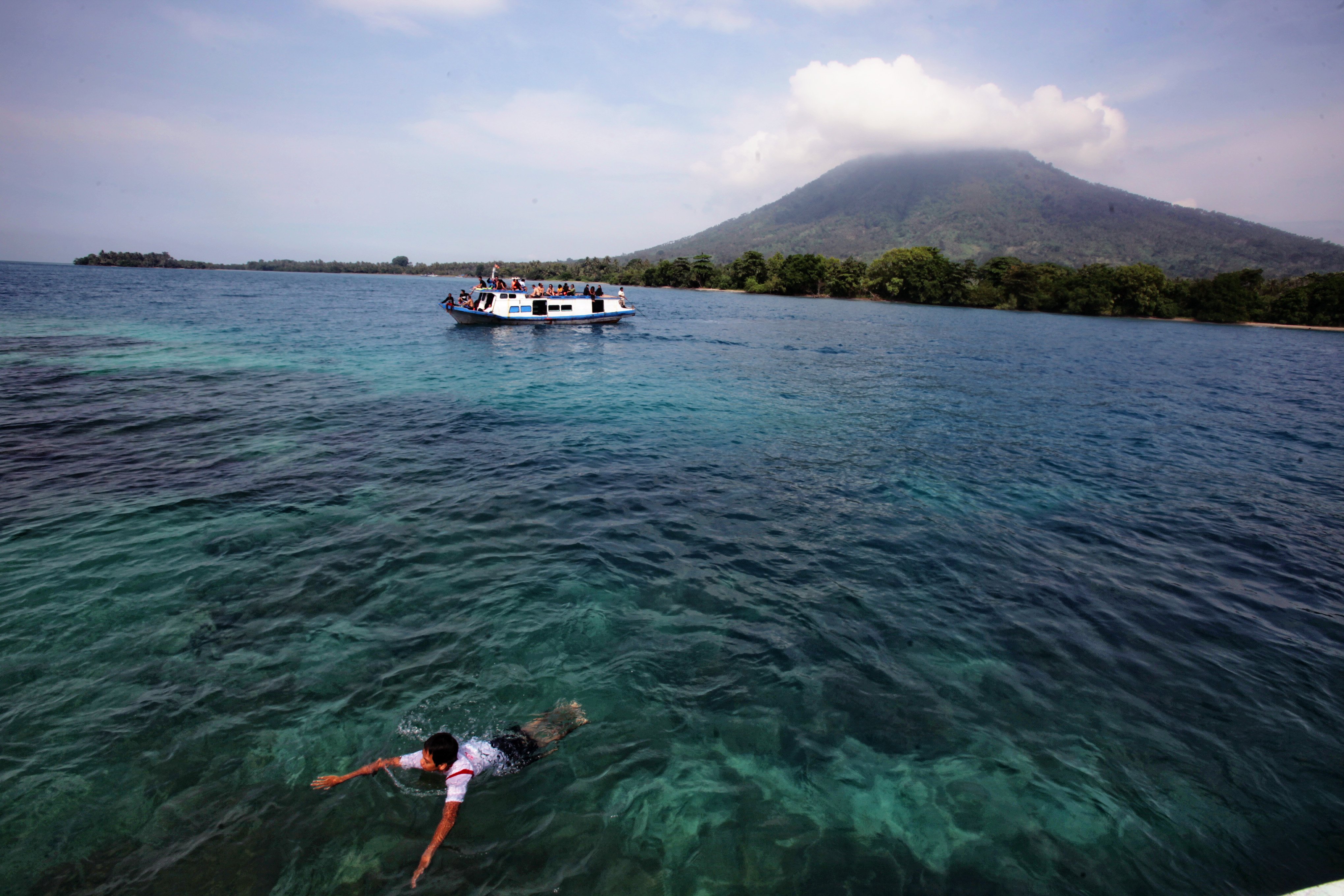 Ilustrasi:  Pengunjung berenang menikmati keindahan Pantai Sebuku yang berada di Kawasan Teluk Lampung, Kalianda, Lampung Selatan