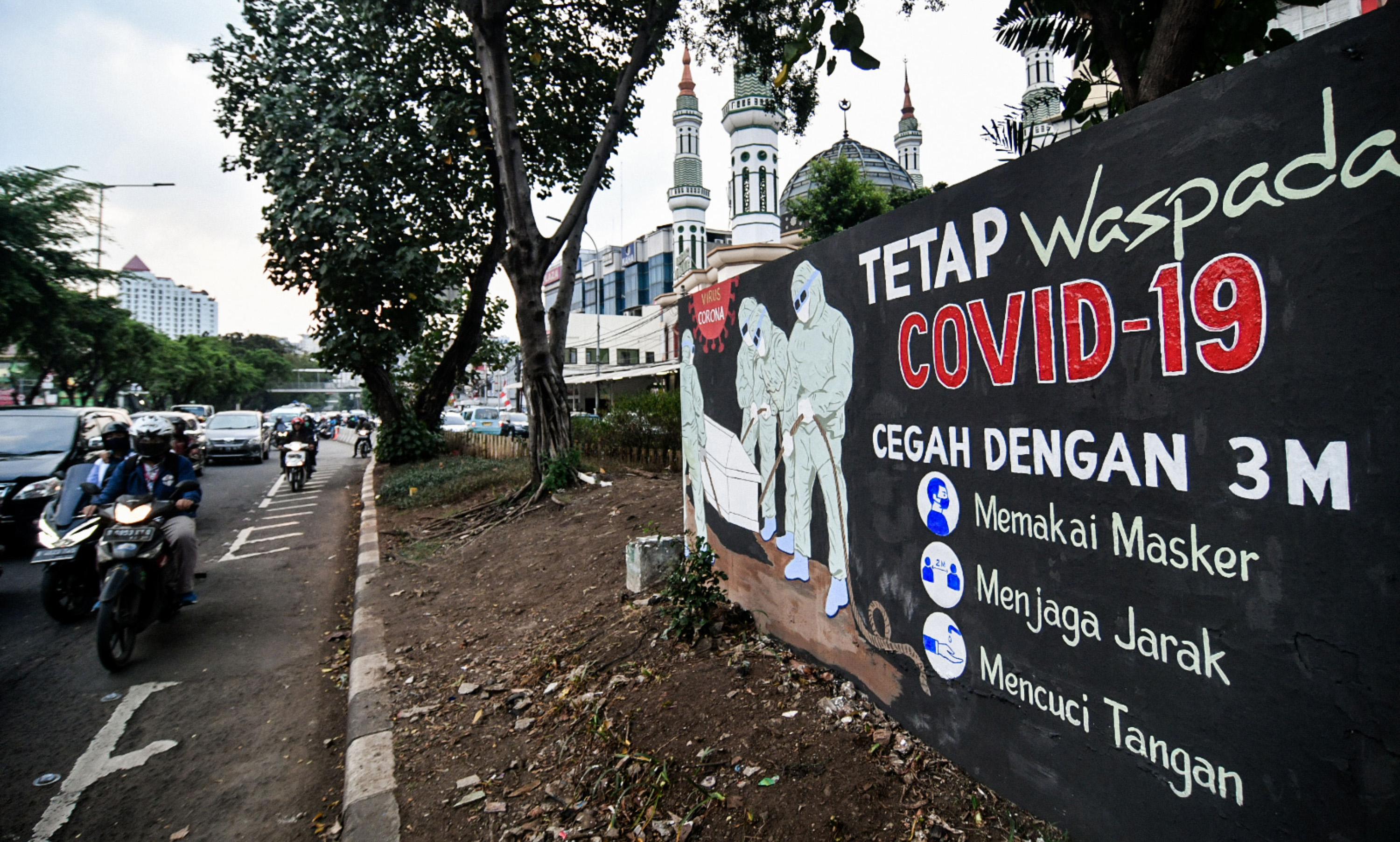 Mural bertema pencegahan penularan covid-19 di Tebet, Jakarta