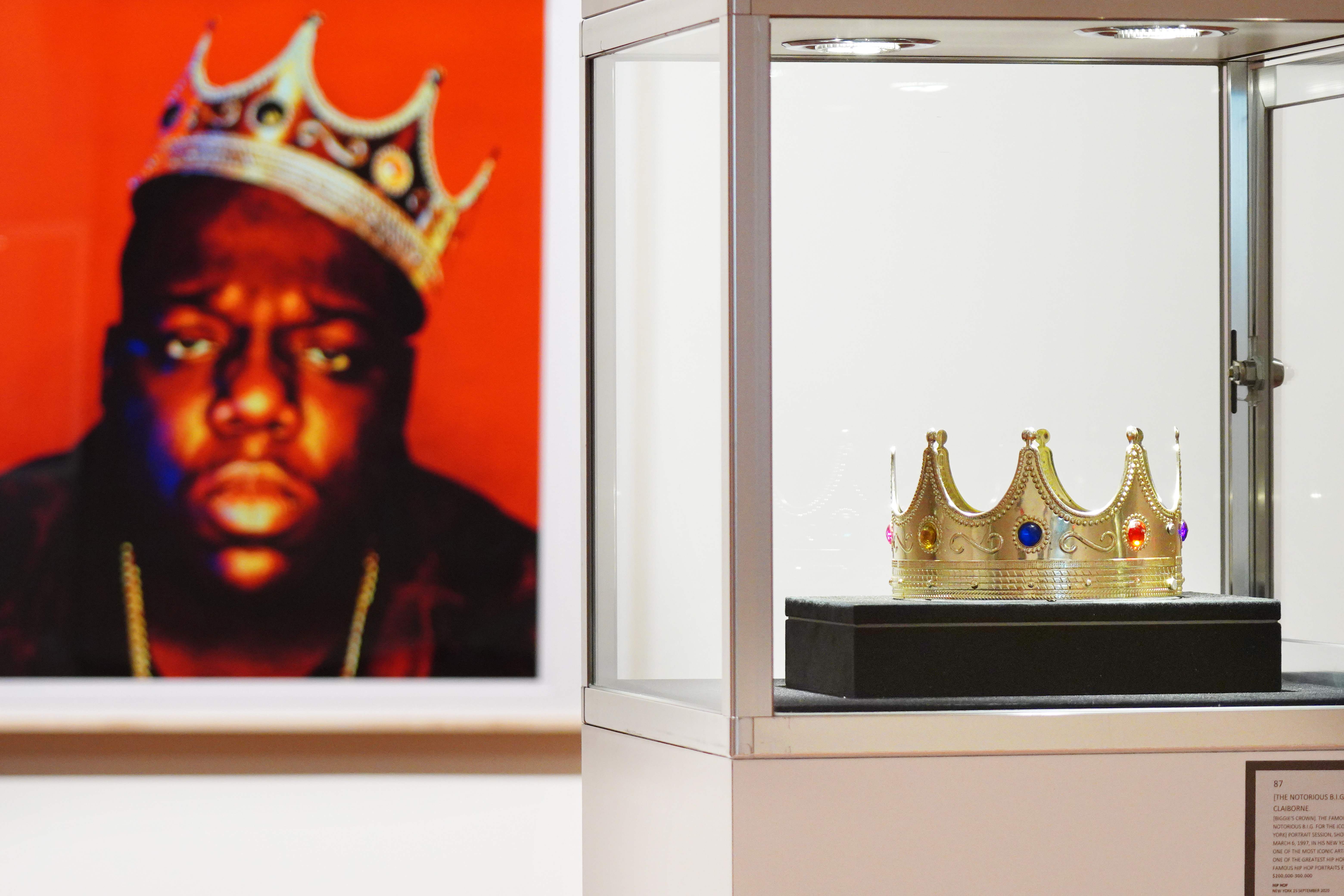 Mahkota yang dikenakan Biggie diperlihatkan di rumah lelang Sotheby.