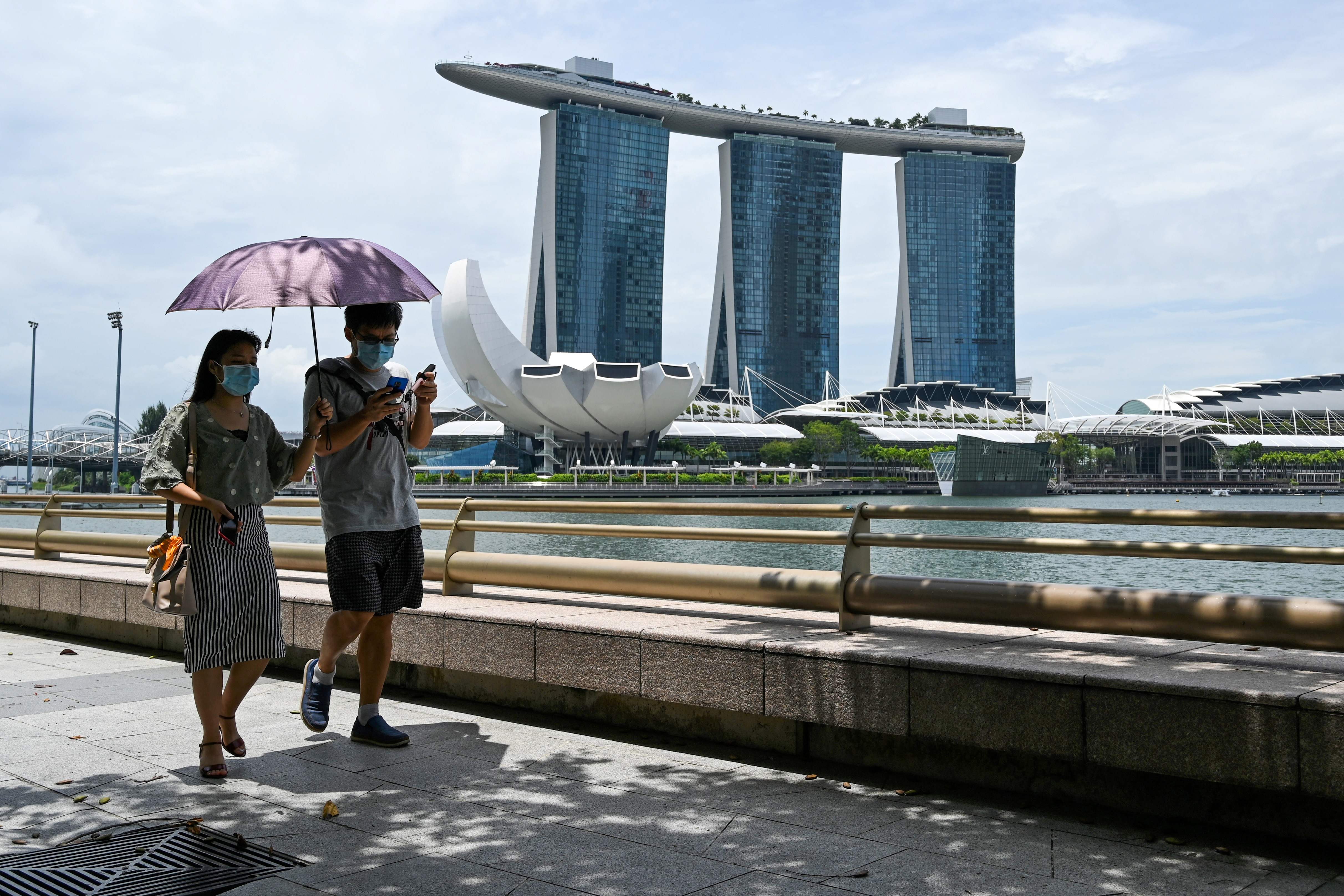 Warga Singapura sedang berjalan-jalan di Marina Bay pada 27 Agustus 2020