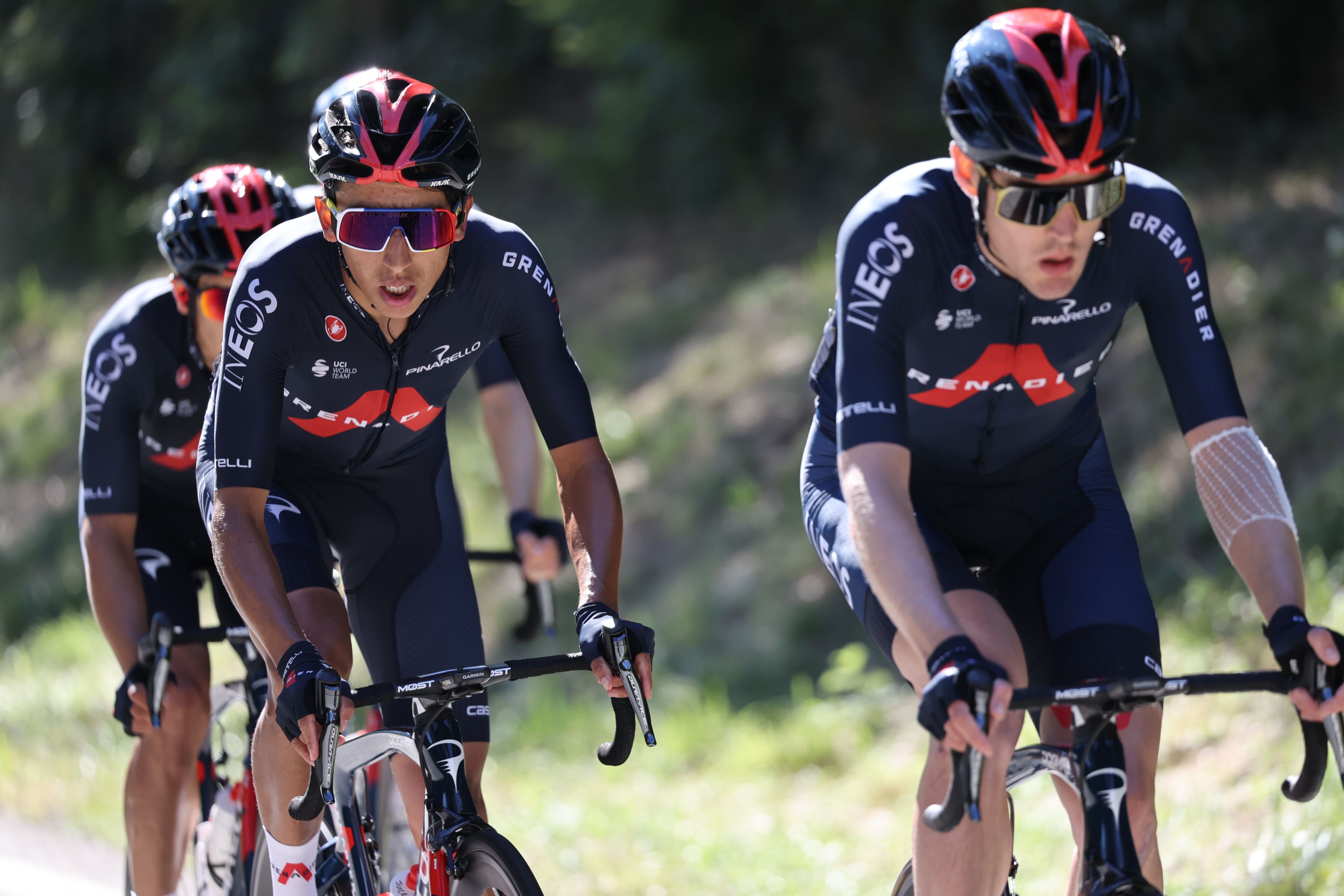 Para pembalap tim Ineos berlaga di etape keempat Tour de France