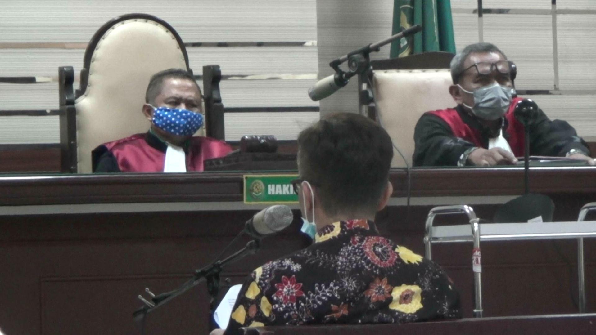 Mantan Kepala Dinas Pekerjaan Umum Bina Marga Kabupaten Mojokerto Zaenal Abidin membacakan pledoi di Pengadilan Tipikor Surabaya