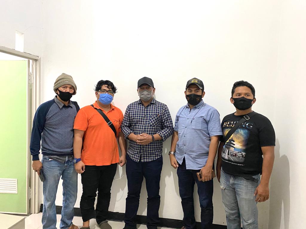 Terpidana Heintje Ambraham Toisuta di tengah baju kotak-kotak hitam, dan bertopi hitam.