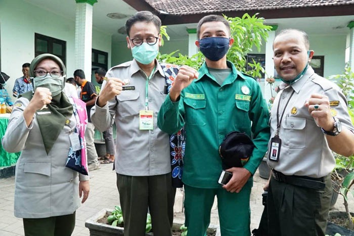 Kepala BPPSDMP Kementan Dedi Nursyamsi (ke-2 kiri) bersama mahasiswa Polbangtan Malang didampingi Sekretaris BPPSDMP Siti Munifah (kiri)