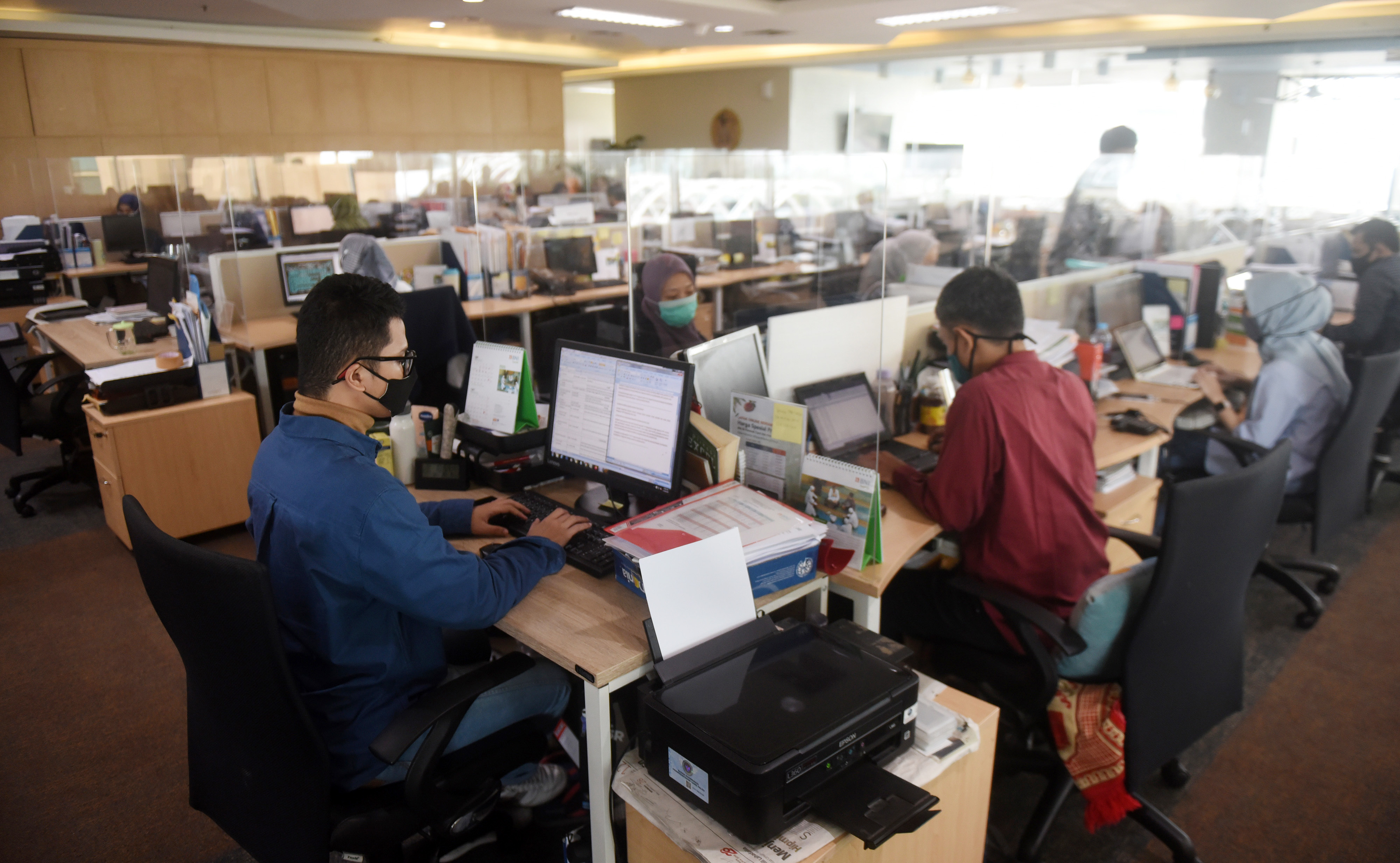 Aktivitas perkantoran di hari terakhir sebelum diberlakukannya PSBB total pada pekan depan di Jakarta.