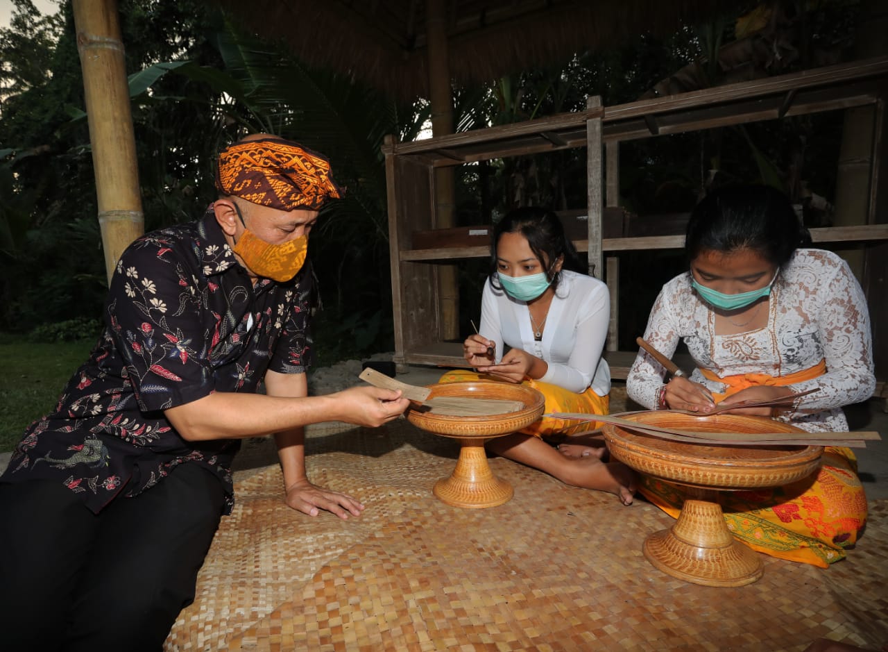 Menkop-UKM Teten Masduki saat mengunjungi pelaku UMKM di Bali