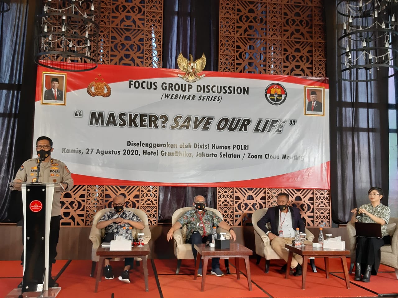 Sosialisasi penggunaan masker saat di luar rumah untuk mencegah penyebaran Covid-19.