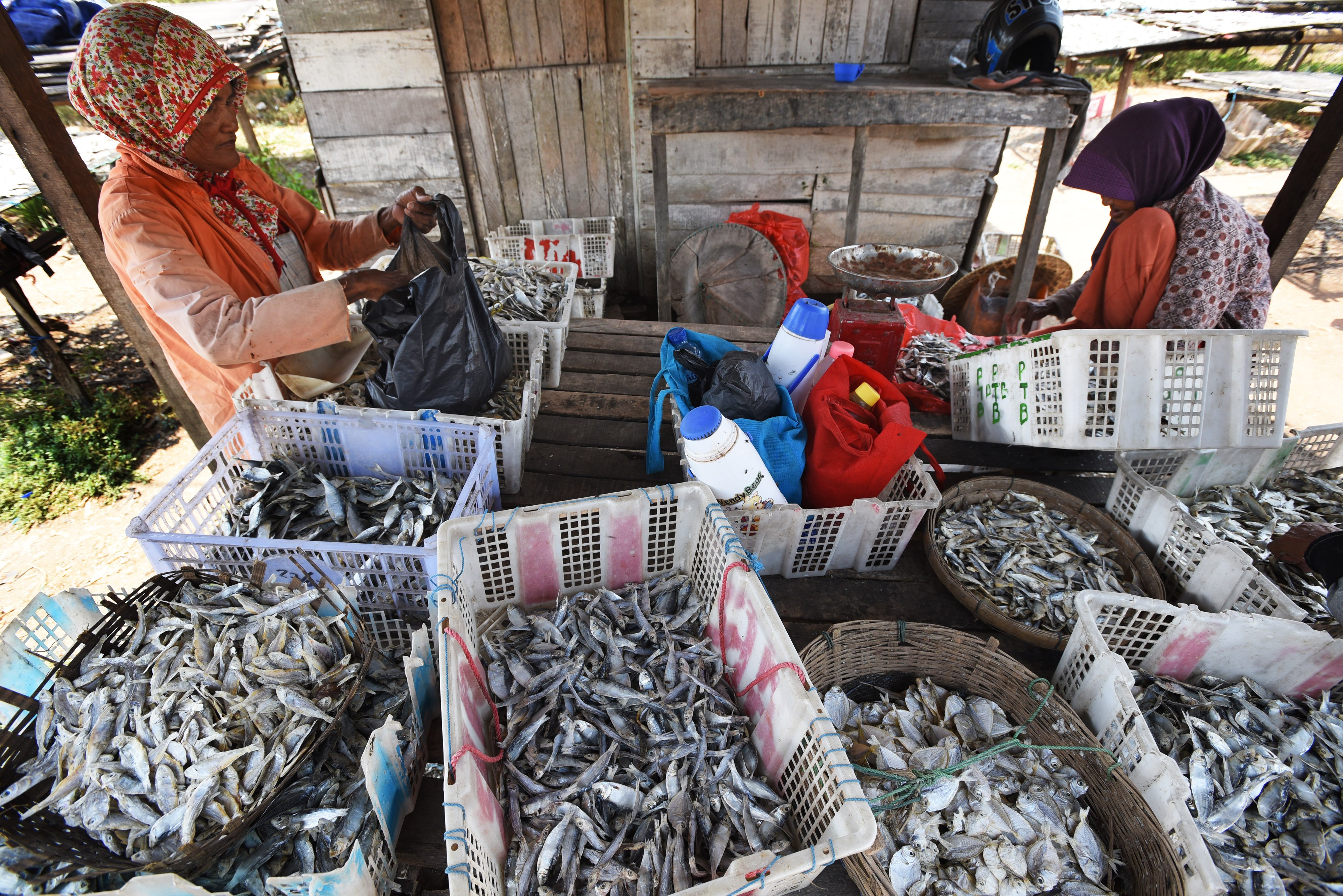 Warga membeli ikan asin di Pelabuhan Perikanan Nusantara (PPN) Karangantu, Serang, Banten, Kamis (17/9/2020).