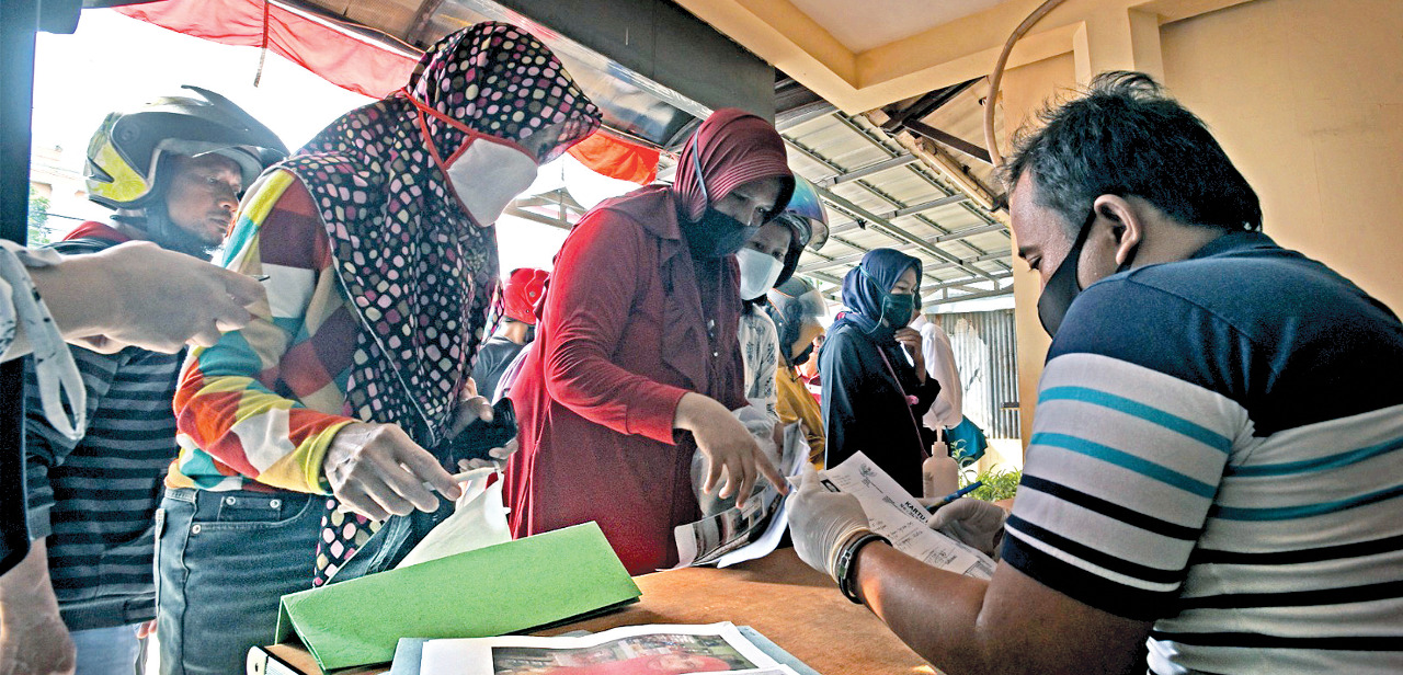 Sejumlah pelaku usaha kecil dan menengah (UKM) antre untuk mendaftarkan diri menjadi calon penerima bantuan langsung tunai (BLT) UKM.