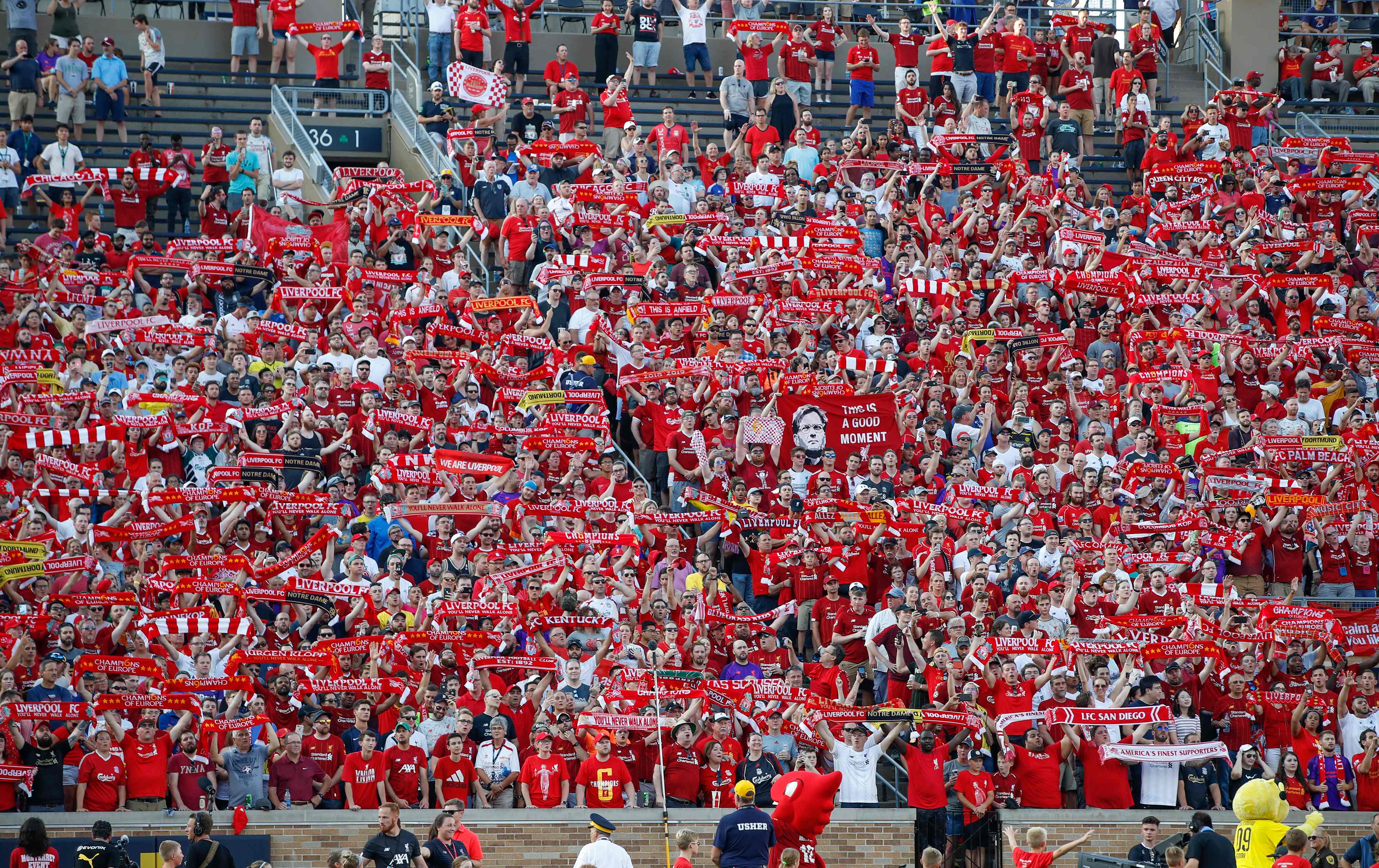 Pendukung Liverpool memadati stadion.