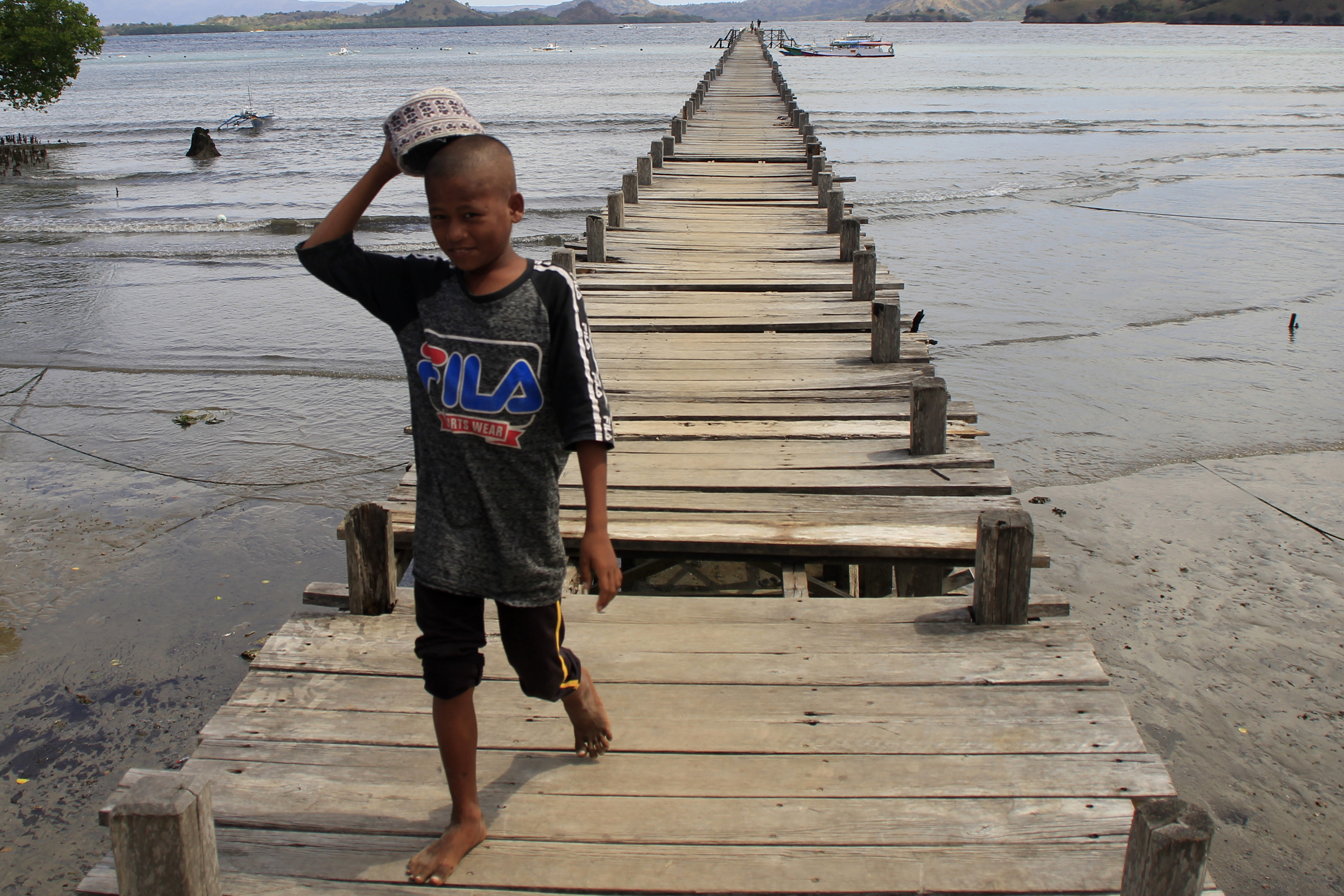 Seorang anak berjalan di atas jembatan titian yang sudah mulai rapuh di Desa Soknar, Kecamatan Komodo, Manggarai Barat, NTT.