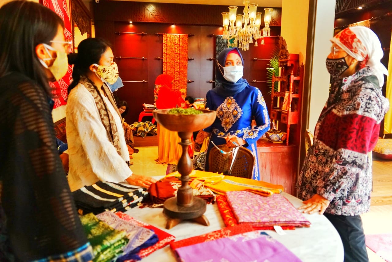 Plt Ketua Dekranasda Aceh Dyah Erti Idawati mengunjungi Pameran dan Penjualan Batik Aceh, Papua dan Minang di Jakarta, Rabu (9/9).