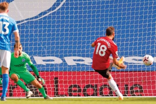 Gelandang Manchester United Bruno Fernandes (kanan) melakukan tendangan penalti dan mencetak gol ketiga untuk timnya