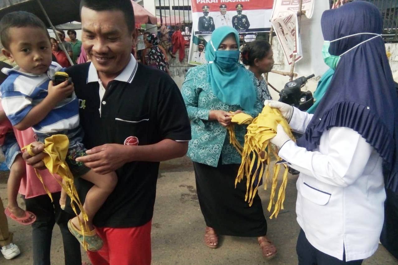 Pemkab Muba membagikan masker kepada masyarakat di pasar-pasar tradisional baik di kecamatan, kelurahan, hingga desa di Muba.