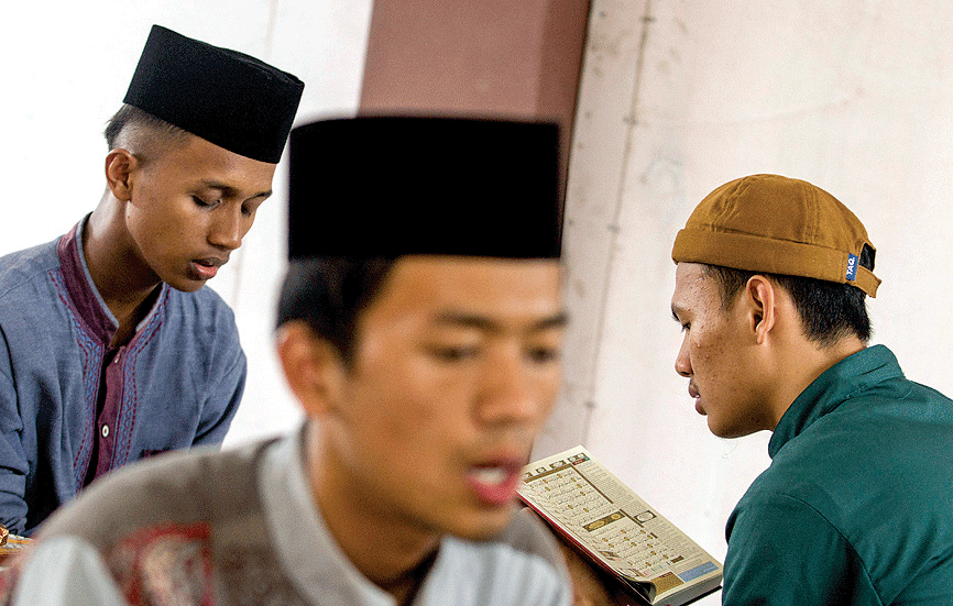 PROGRAM TAHFIZH LEADERSHIP: Sejumlah santri mengulang kembali hafalan Alquran saat menjalani program Tahfi zh Leadership angkatan ke-7 