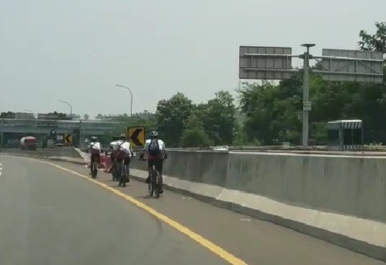 Rombongan pesepeda yang masuk ke dalam jalan Tol Jagorawi.