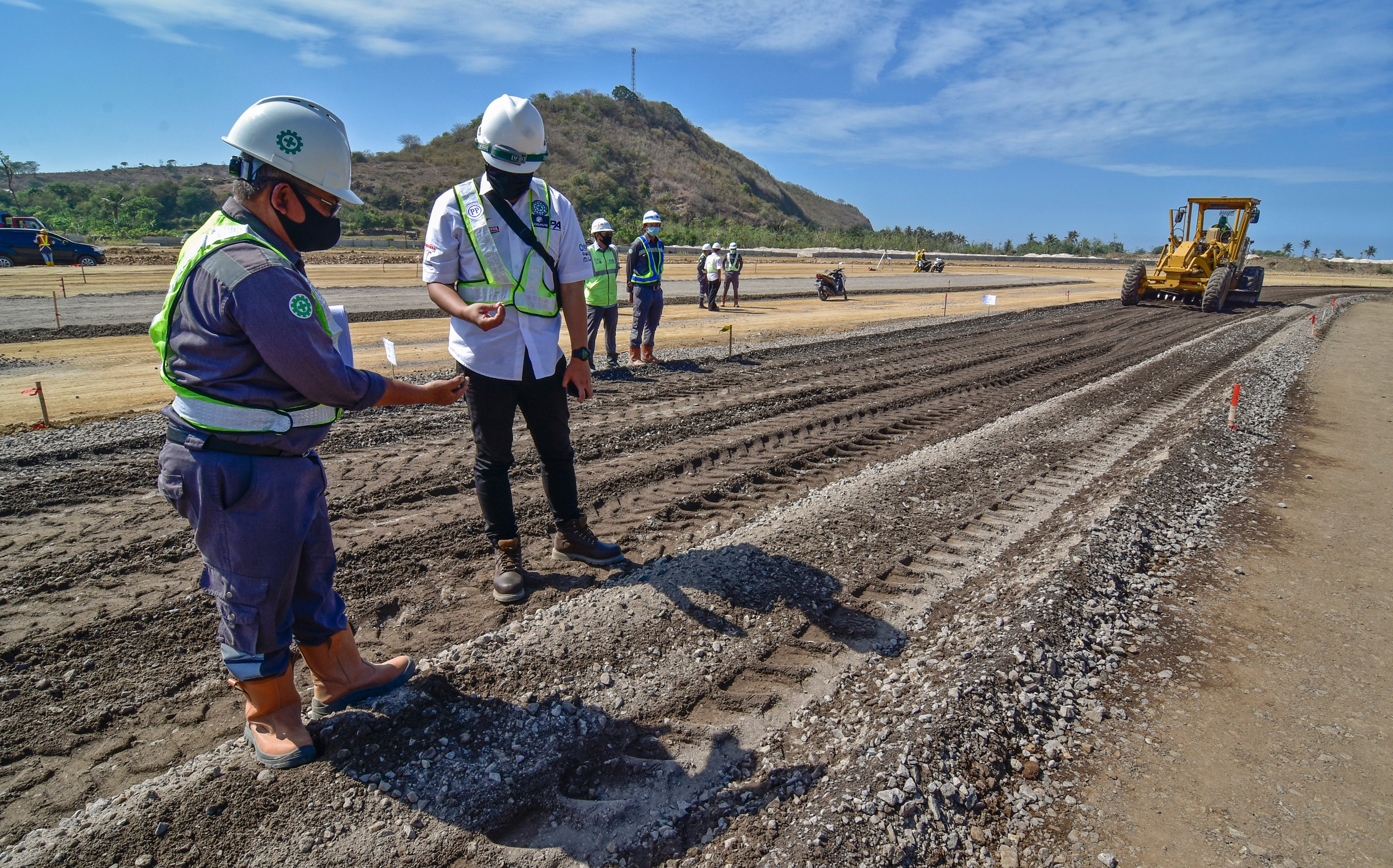  Petugas mengecek material lapisan pondasi atas saat dilakukan percobaan pemadatan lintasan Mandalika International Street Circuit