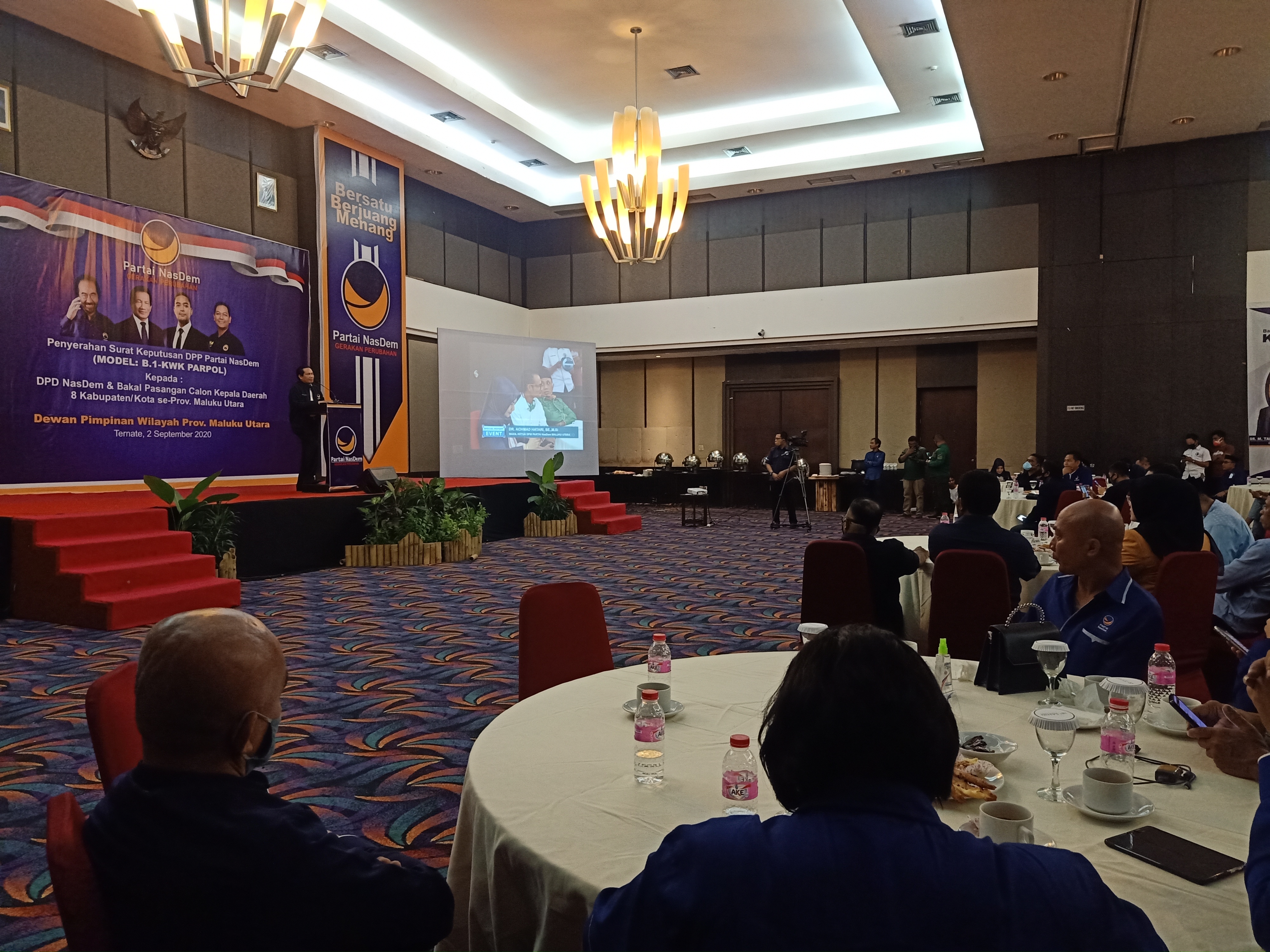 Ketua DPW NasDem Malut Ahmad Hatari memberi pengarahan kepada Calon Kepala Daerah dan Wakil Kepala Daerah usai memberikan SK B1-KWK.