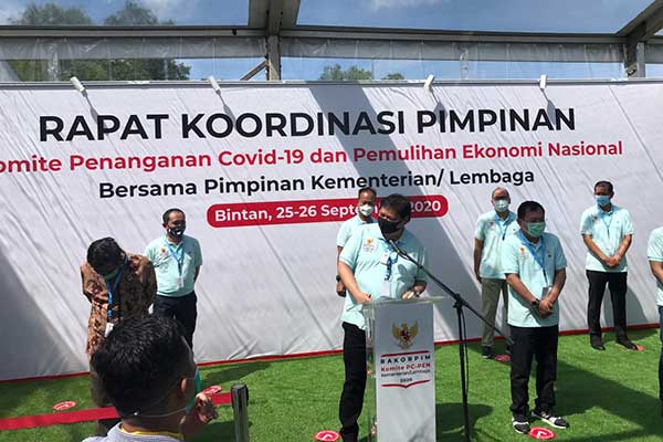 Menko Bidang Perekonomian Airlangga Hartarto saat memberikan keterangann pers terkait Rakorpim di Bintan, Kepulauan Riau, Sabtu (26/9).